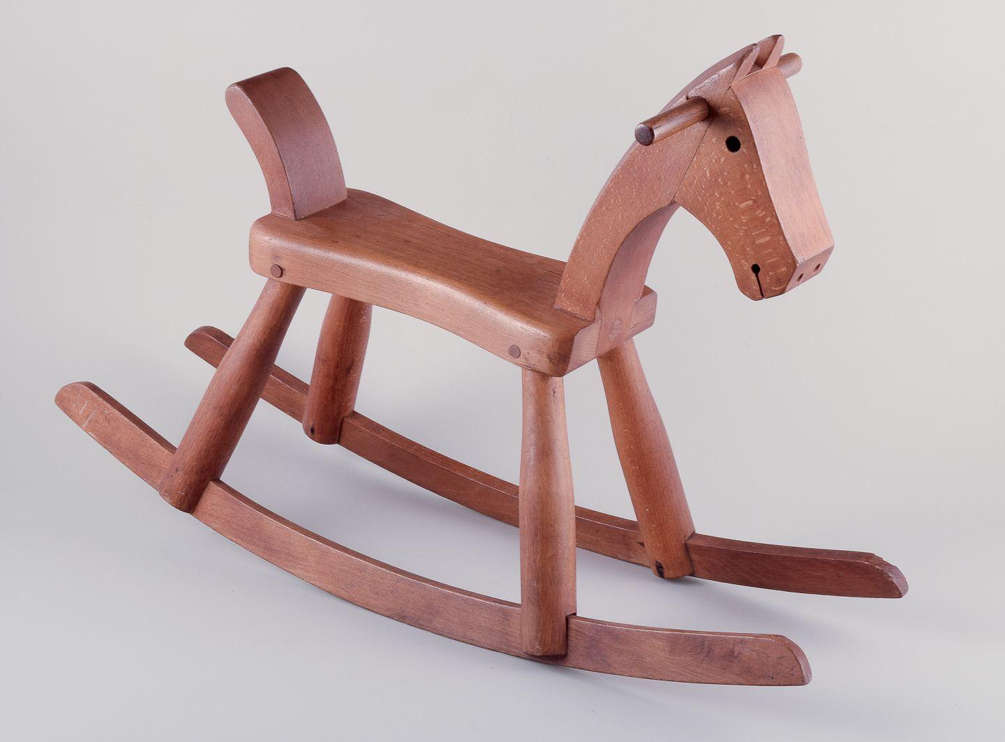 Les produits d'occasion sont exonérés de droits d'importation pour les clients américains. 
Par conséquent, aucun droit d'importation ne s'appliquera à votre achat.

Kay Bojesen (1886-1958).
Cheval à bascule en bois de hêtre laqué patiné.
Milieu du