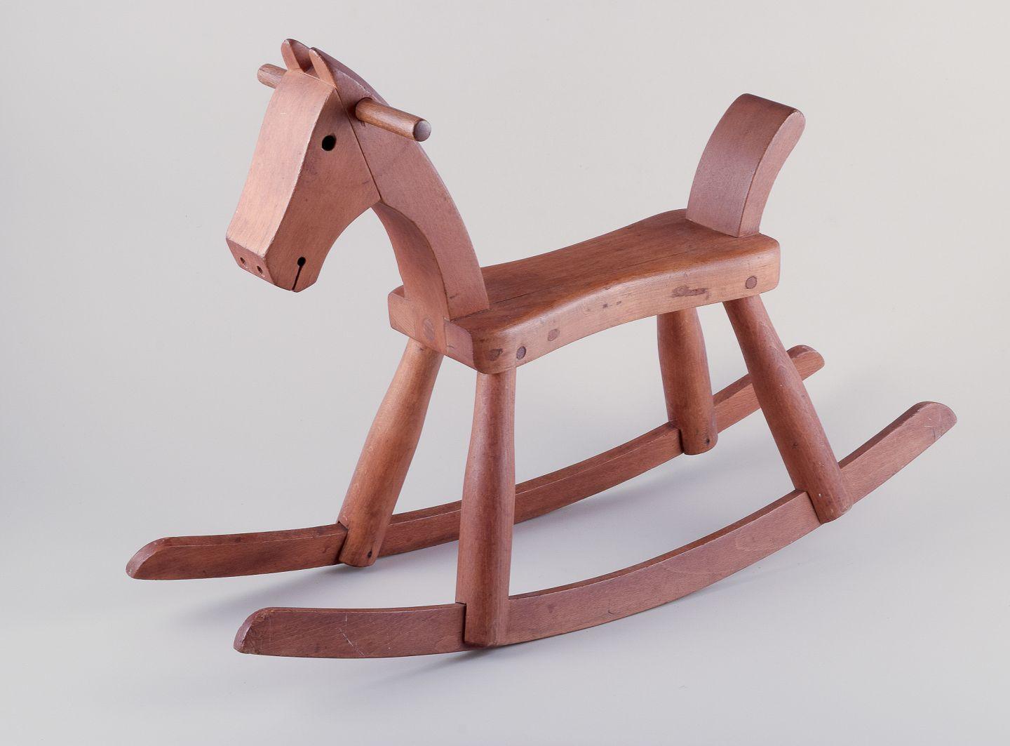 Scandinave moderne Kay Bojesen (1886-1958). Cheval à bascule en bois de hêtre laqué patiné. en vente