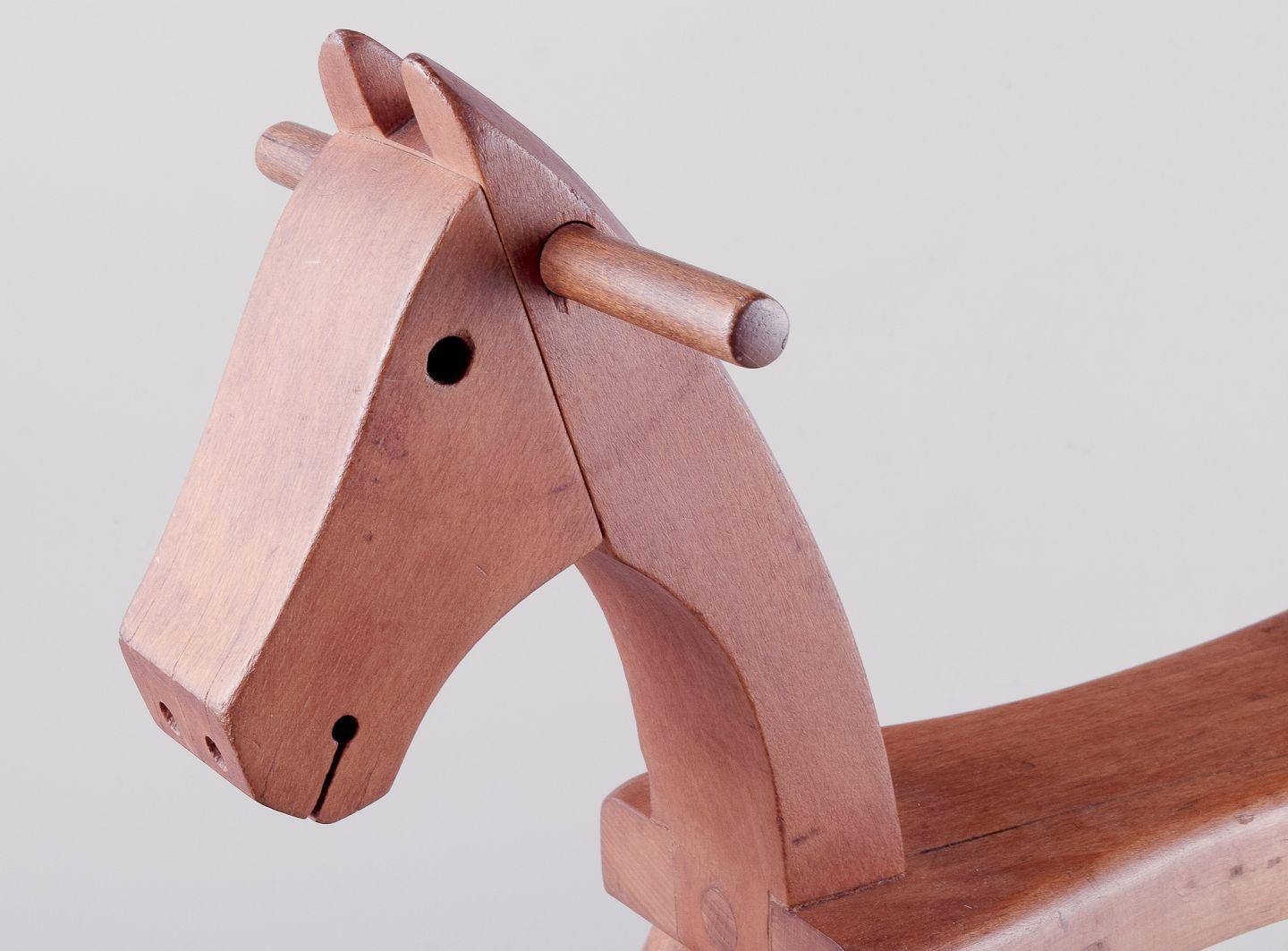 Danois Kay Bojesen (1886-1958). Cheval à bascule en bois de hêtre laqué patiné. en vente