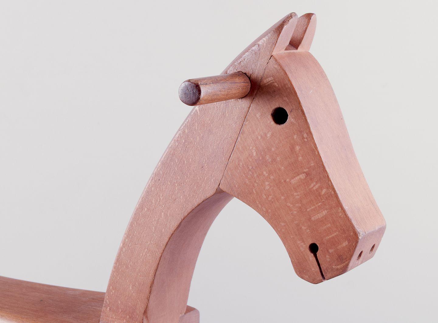 Laqué Kay Bojesen (1886-1958). Cheval à bascule en bois de hêtre laqué patiné. en vente