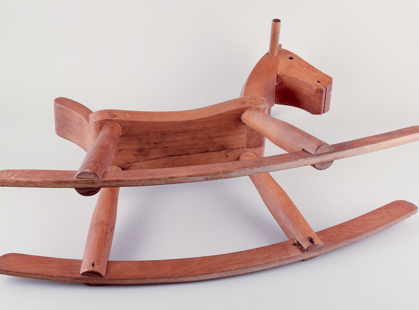 20ième siècle Kay Bojesen (1886-1958). Cheval à bascule en bois de hêtre laqué patiné. en vente