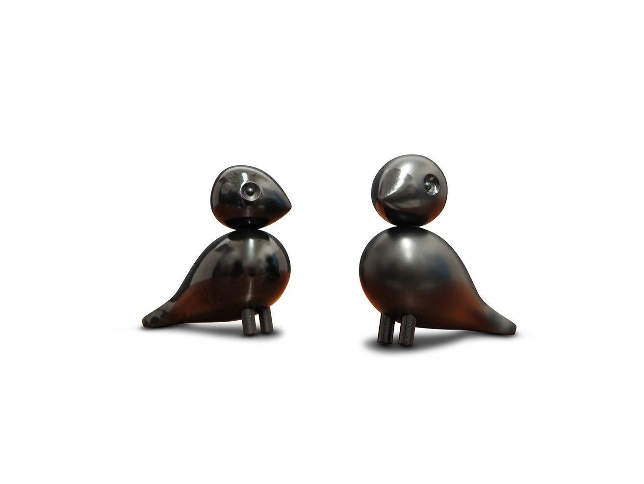 Coppia di uccelli neri di Kay Bojesen, disegnati originariamente nel 1950. Scolpito in faggio e rifinito in nero lucido e opaco.
L 4,12'' x P 1,75'' x H 3,33'' 
