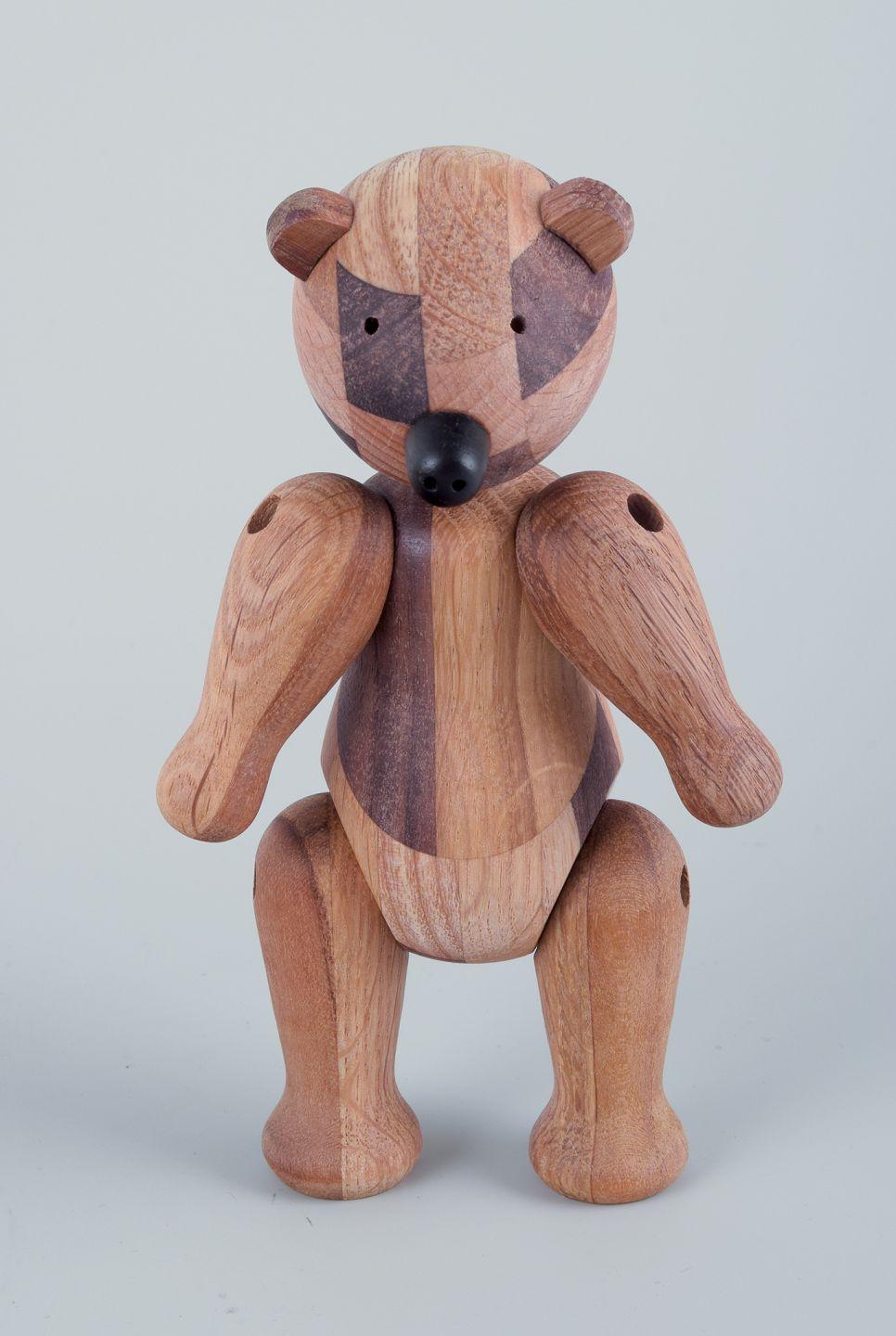 I prodotti usati sono esenti da dazi all'importazione per i clienti statunitensi. 
Pertanto, al tuo acquisto non saranno applicate tariffe di importazione.

Kay Bojesen (1886-1958), designer danese.
Orso realizzato con vari tipi di legno.
Edizione