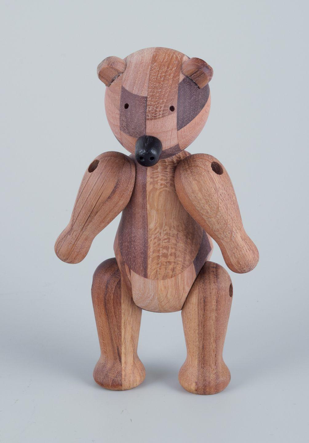 I prodotti usati sono esenti da dazi all'importazione per i clienti statunitensi. 
Pertanto, al tuo acquisto non saranno applicate tariffe di importazione.

Kay Bojesen (1886-1958), designer danese.
Orso realizzato con vari tipi di legno.
Edizione