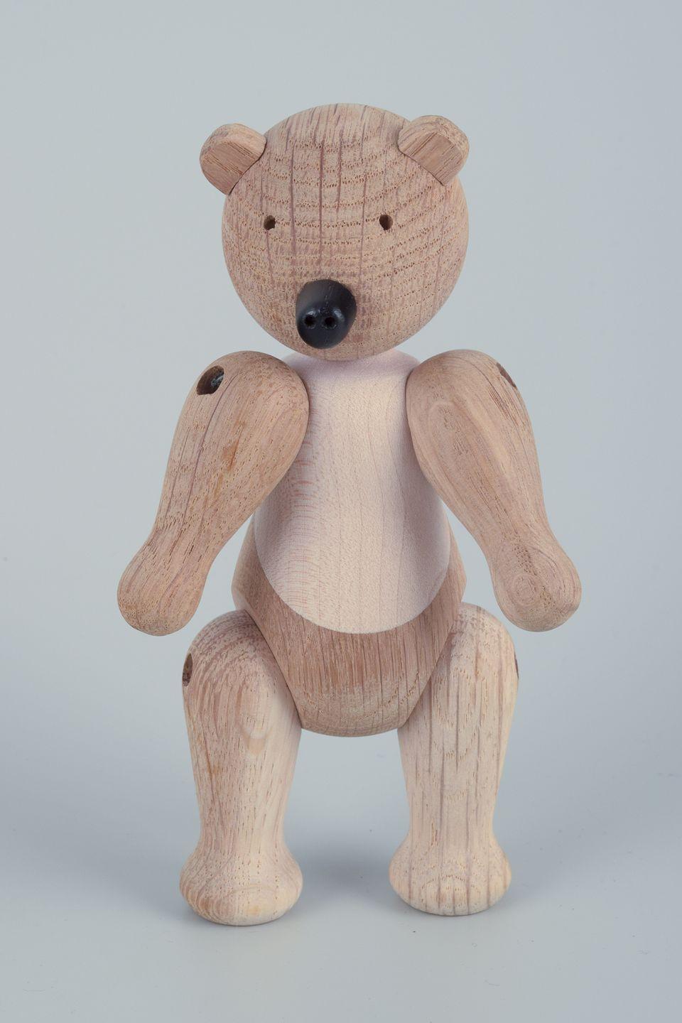 I prodotti usati sono esenti da dazi all'importazione per i clienti statunitensi. 
Pertanto, al tuo acquisto non saranno applicate tariffe di importazione.

Kay Bojesen (1886-1958), designer danese.
Orso fatto di Wood.
Contrassegnato.
In perfette
