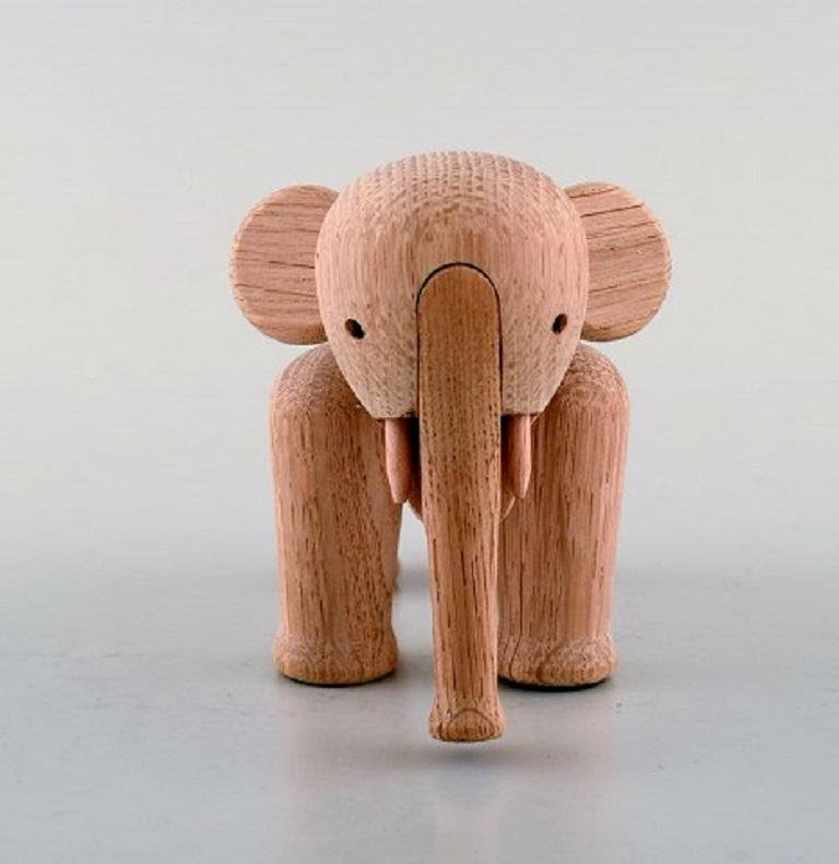 Kay Bojesen, Denmark. The elephant in oak. Danish design, 20th-21st century.
Measures: 12.6 x 16.6 cm.
Stamped.
In perfect condition.

  