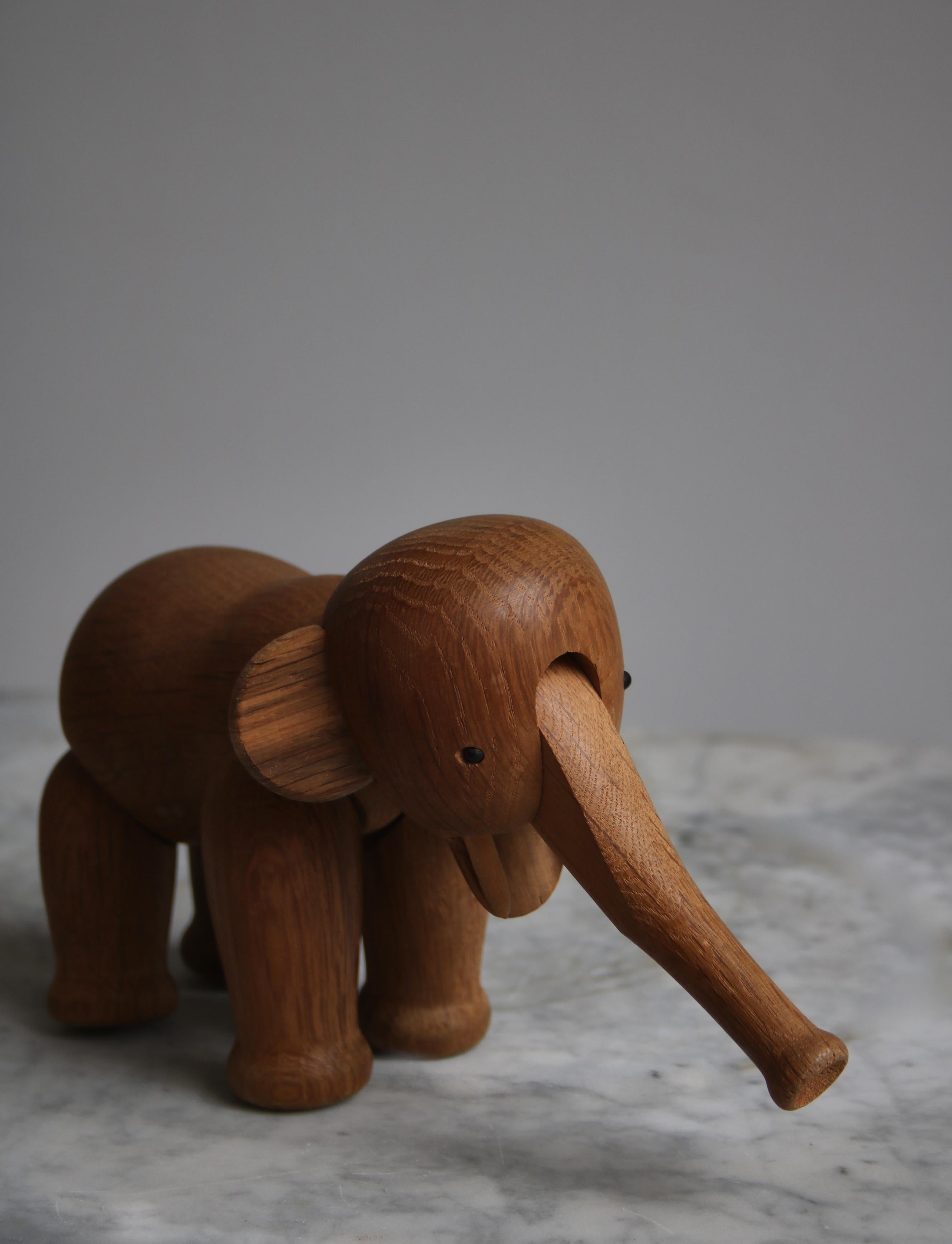 Rare éléphant jouet en bois Kay Bojesen du début des années 1950 en chêne patiné avec un grain étonnant. L'éléphant a été créé en 1953 par Kaye et fabriqué dès le départ à la main dans son petit atelier de Copenhague, au Danemark. Le cachet apposé