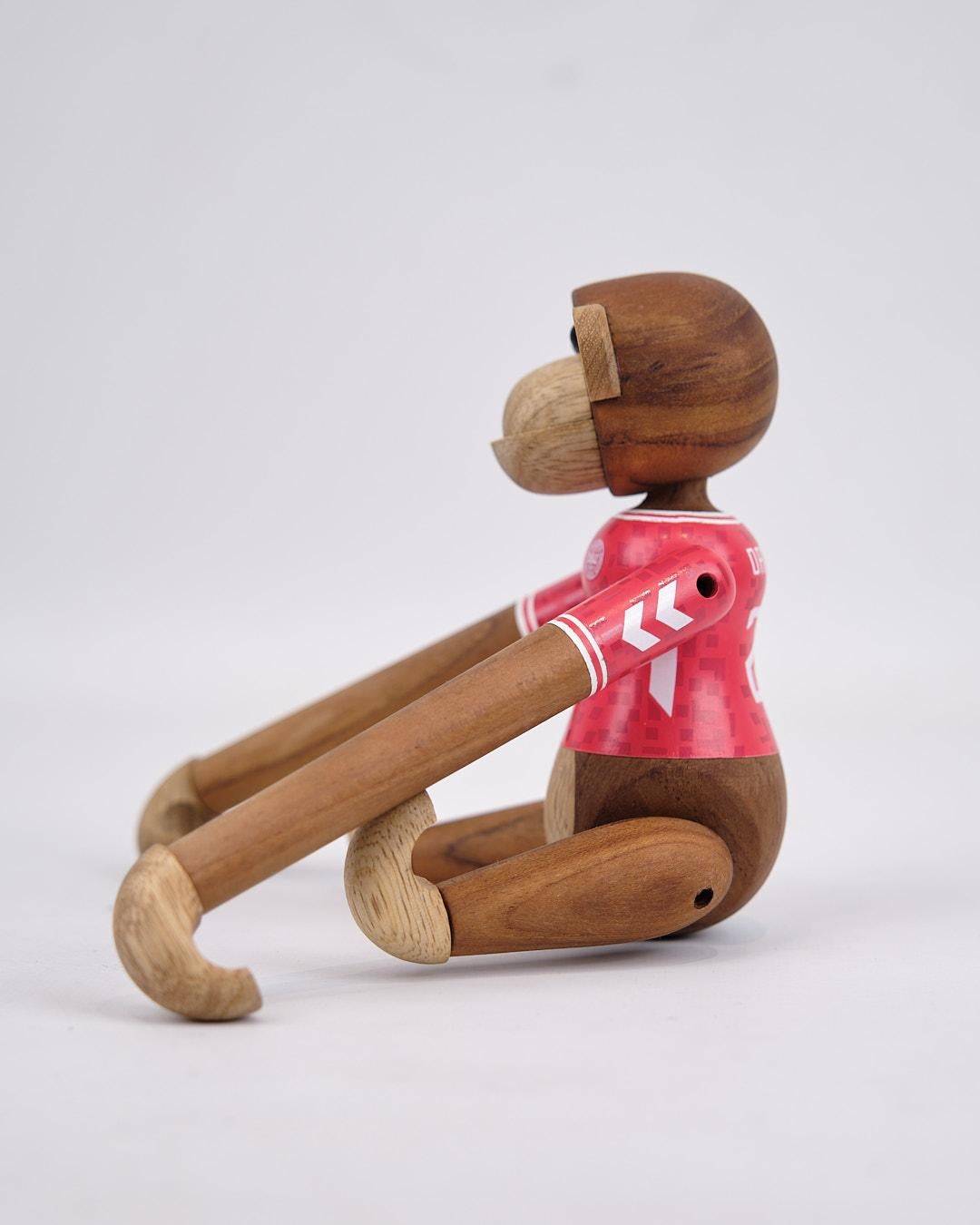 XXI secolo e contemporaneo Kay Bojesen Monkey Small Model in Teak e Limba - Squadra Nazionale Maschile DBU in vendita