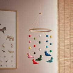 Mobile scandinavo di Kay Bojesen, in faggio verniciato, per arredare la cameretta dei bambini