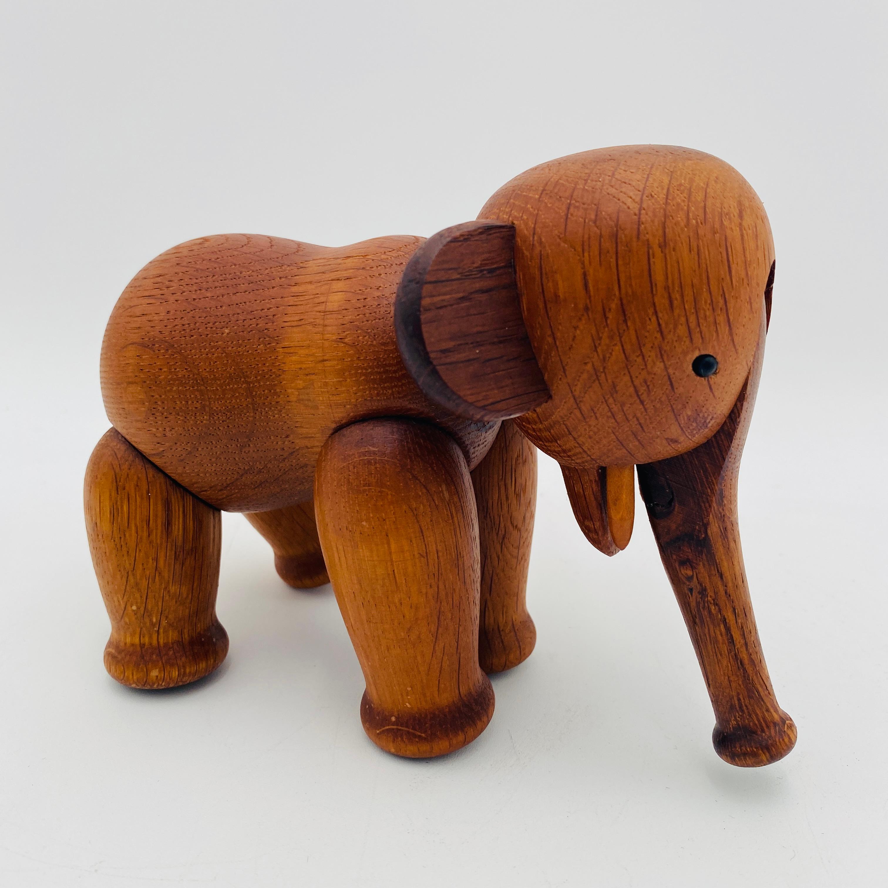Elefante in quercia firmato Kay Bojesen, Danimarca, anni '60. Completo di parti mobili. Condizioni originali molto buone. Firmato sui piedi: Bojesen Made in Denmark. Bojesen è noto soprattutto per le sue scimmie che hanno recentemente stabilito dei