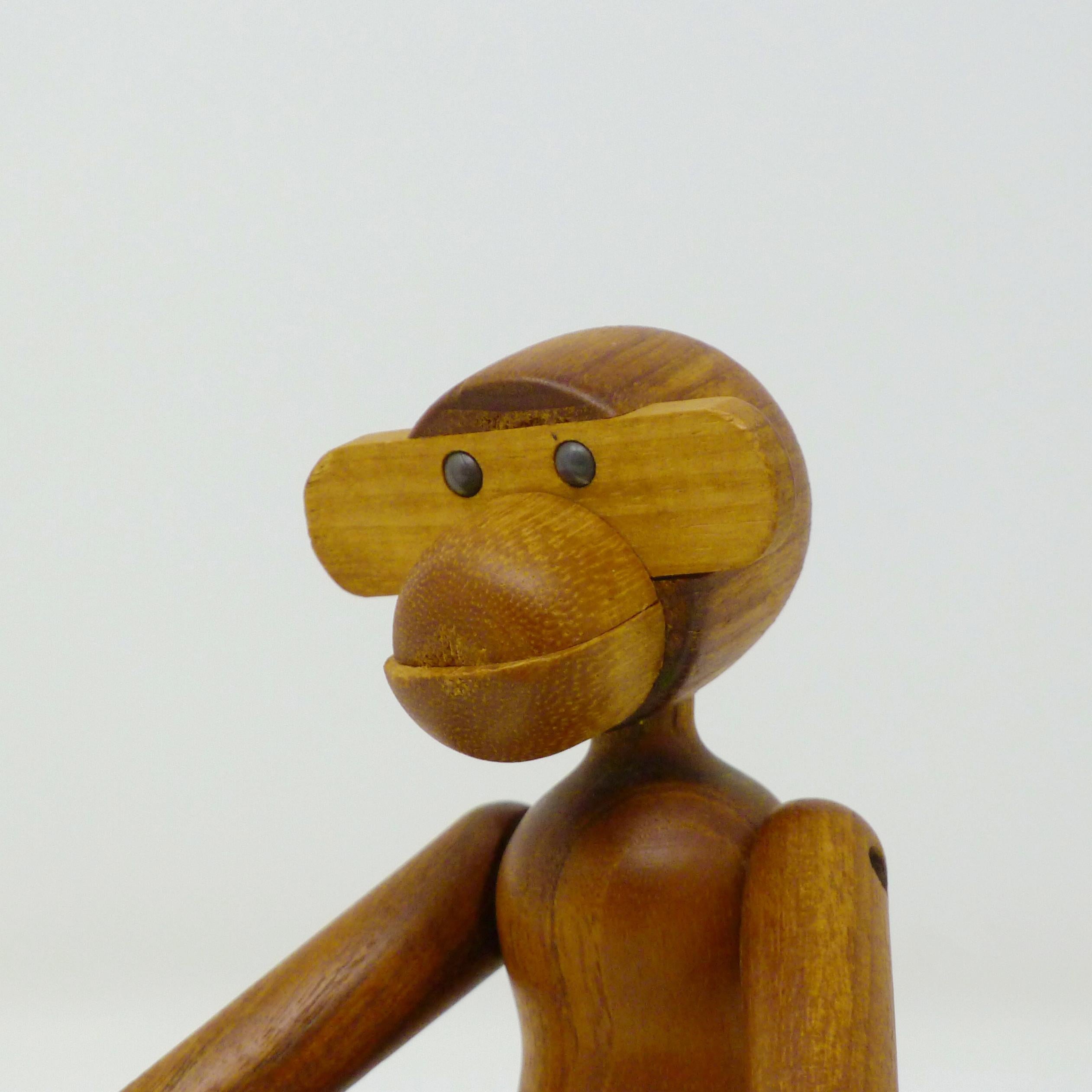Dies ist ein frühes Exemplar des kleinen Affen, entworfen von Kay Bojesen im Jahr 1951. 
Die Gelenke des aus Teak- und Limba-Holz gefertigten Affen sind beweglich, so dass er in verschiedene Positionen gebracht oder aufgehängt werden kann. 
Die