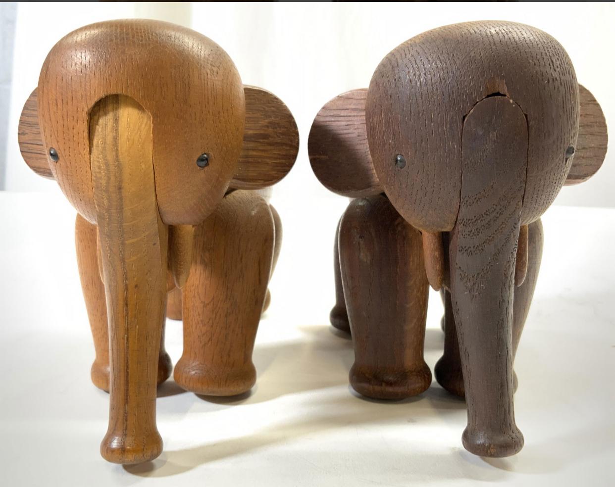 Les figures d'éléphants sont en bois et de couleur brune. L'un des personnages a un ton légèrement plus foncé. Chaque pièce comporte des zones articulées. Chaque pièce mesure environ 6,5 pouces de long, 5 pouces de haut et 4 pouces de large.