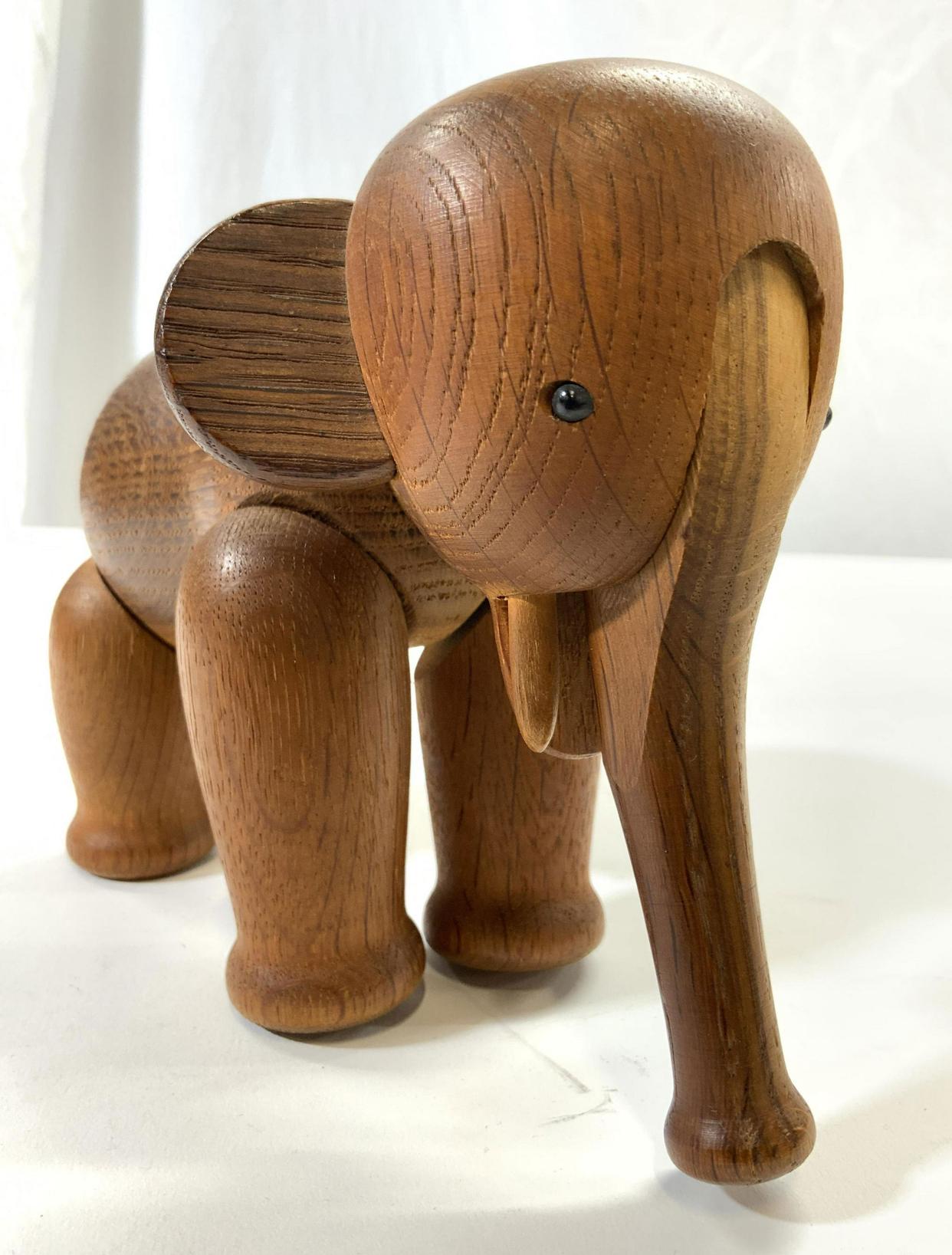 Mid-Century Modern Kay Bojesen Paire d'éléphants en chêne sculptés et articulés, du Danemark en vente