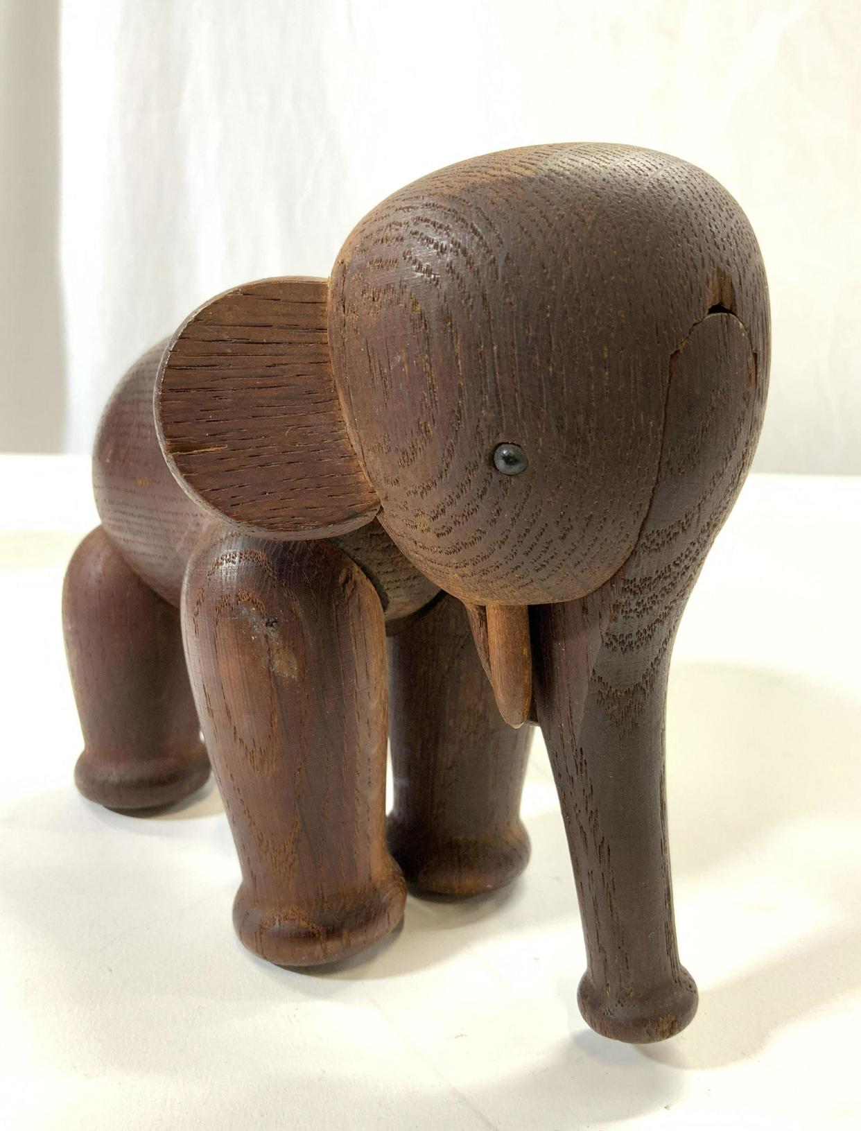 Danois Kay Bojesen Paire d'éléphants en chêne sculptés et articulés, du Danemark en vente