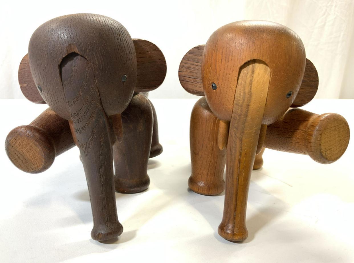 Sculpté Kay Bojesen Paire d'éléphants en chêne sculptés et articulés, du Danemark en vente