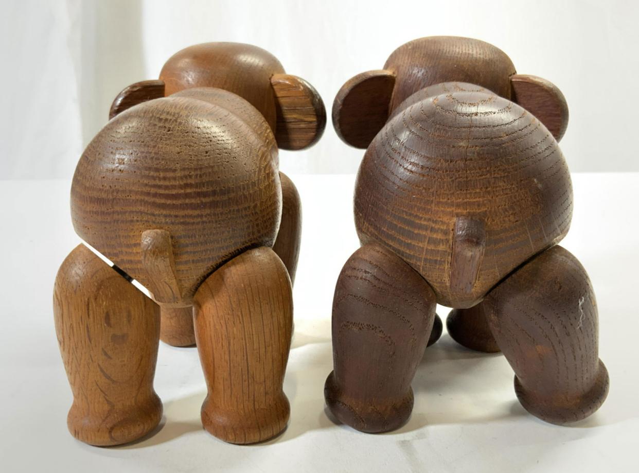 Kay Bojesen Paire d'éléphants en chêne sculptés et articulés, du Danemark Bon état - En vente à Chicago, IL