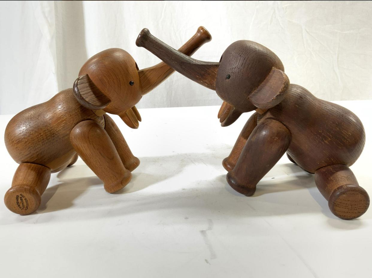 Milieu du XXe siècle Kay Bojesen Paire d'éléphants en chêne sculptés et articulés, du Danemark en vente