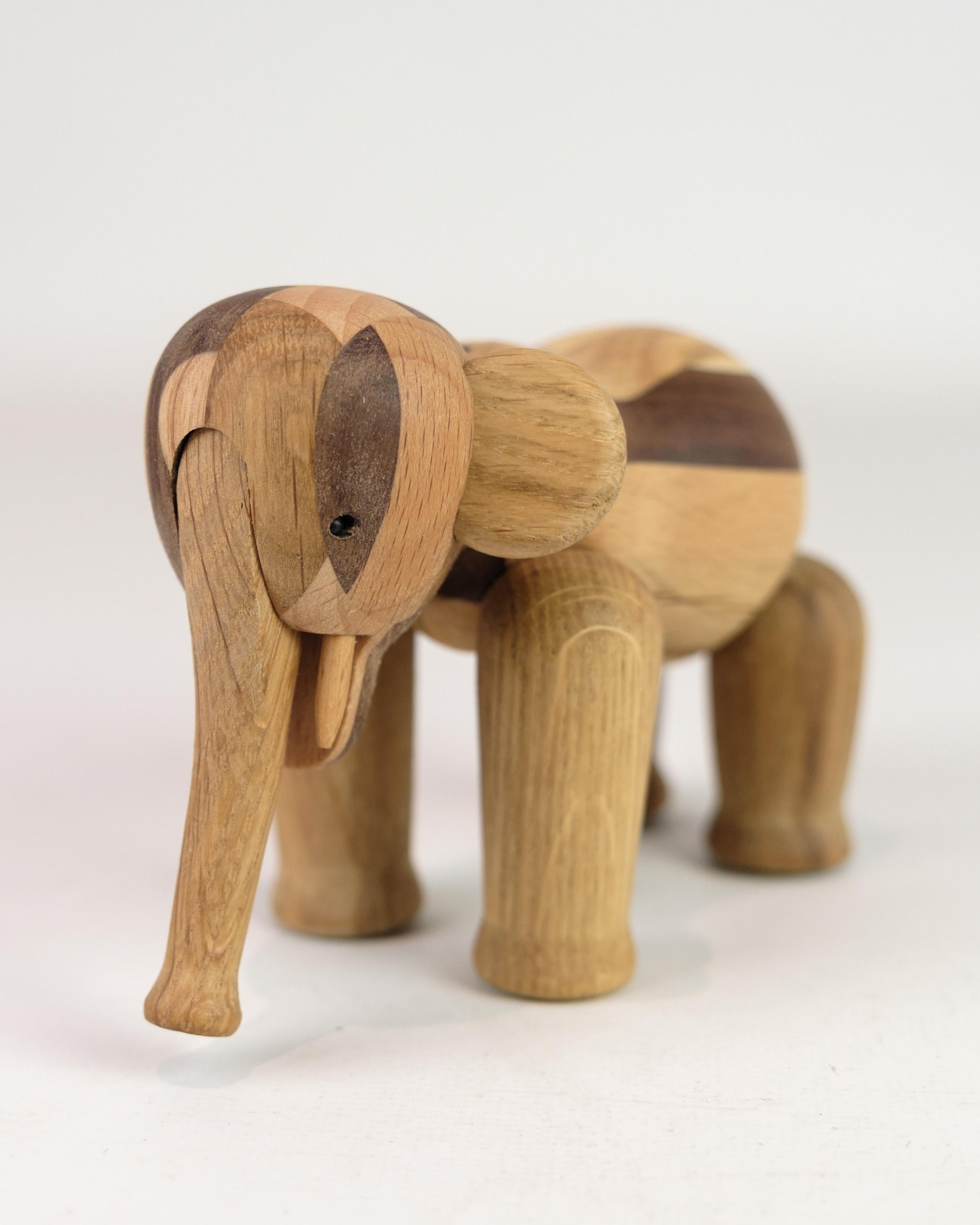 Kay Bojesen rielabora il modello Mini elefante anniversario del 2023 per celebrare il 70° anniversario. L'elefante è un'edizione speciale che fa parte della famiglia rielaborata. L'elefante è realizzato con diversi tipi di legno, tra cui teak, noce,