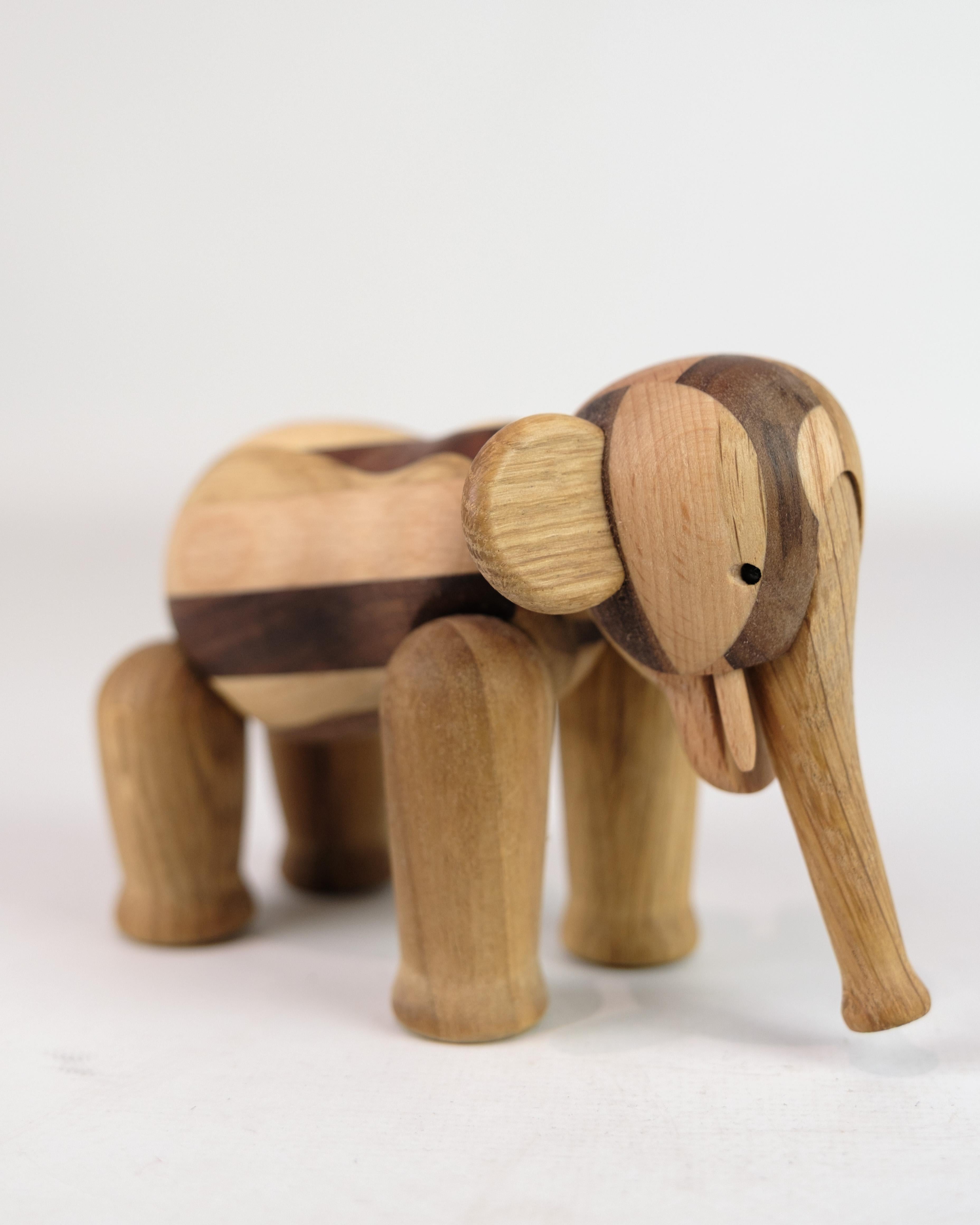 Moderno Kay Bojesen ha rielaborato un mini elefante in diversi tipi di Wood 70° Anniversario in vendita