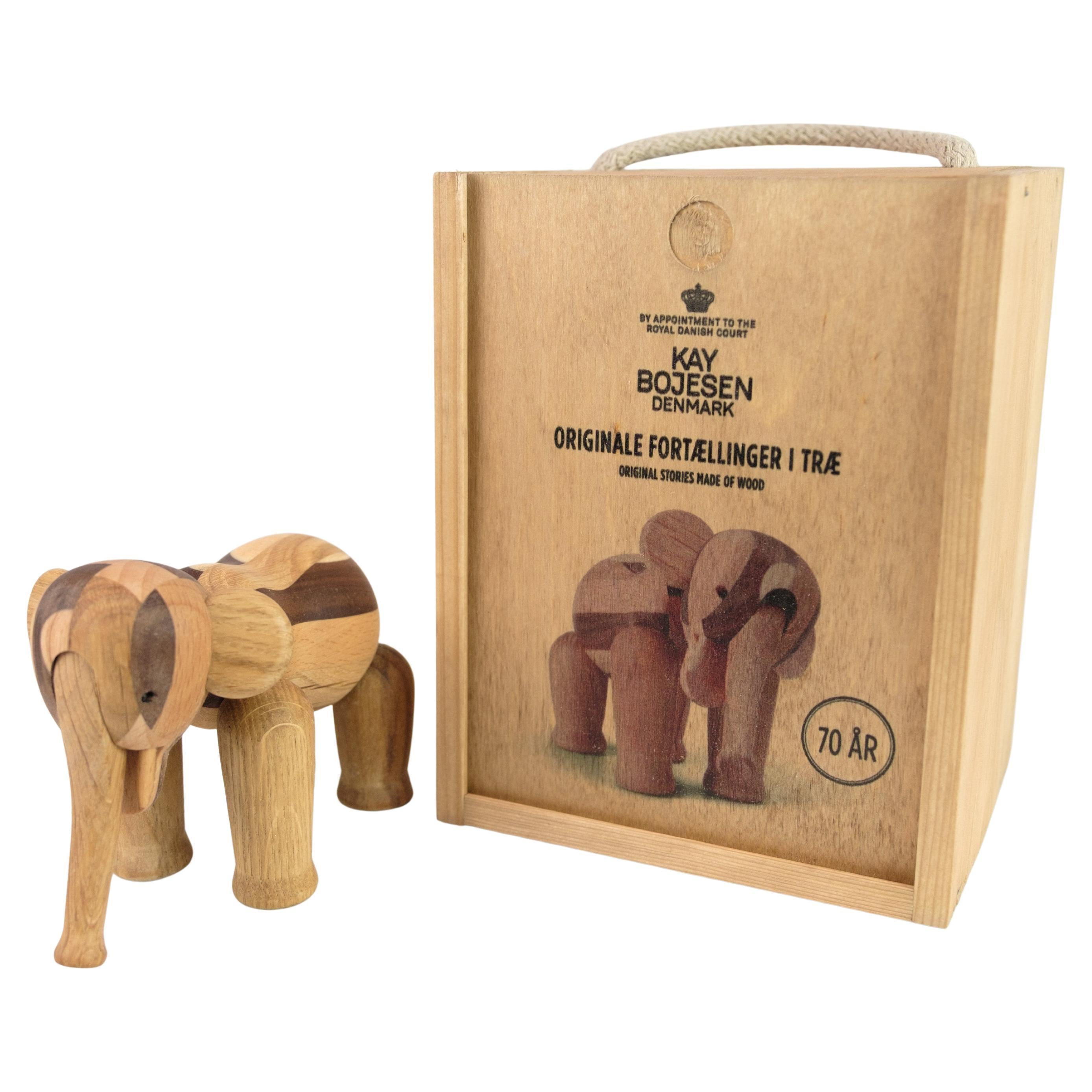 Kay Bojesen ha rielaborato un mini elefante in diversi tipi di Wood 70° Anniversario in vendita