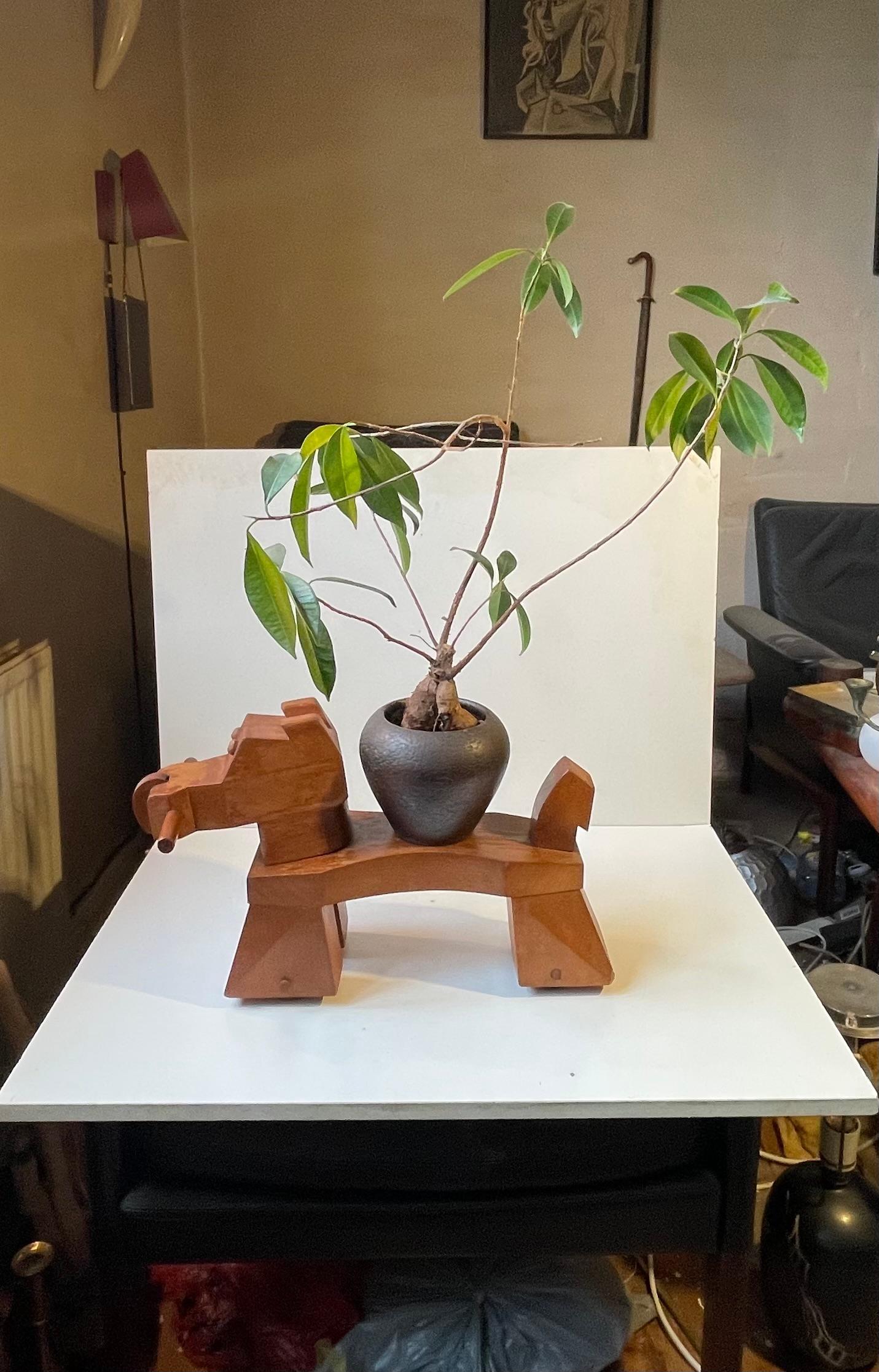 Carrello per bambini estremamente raro, carrello/bicicletta a gogo per bambini o, in alternativa, supporto per piante o scultura da salotto o ancora cane da guardia umoristico per l'ingresso. È stata progettata e prodotta in un volume molto basso da