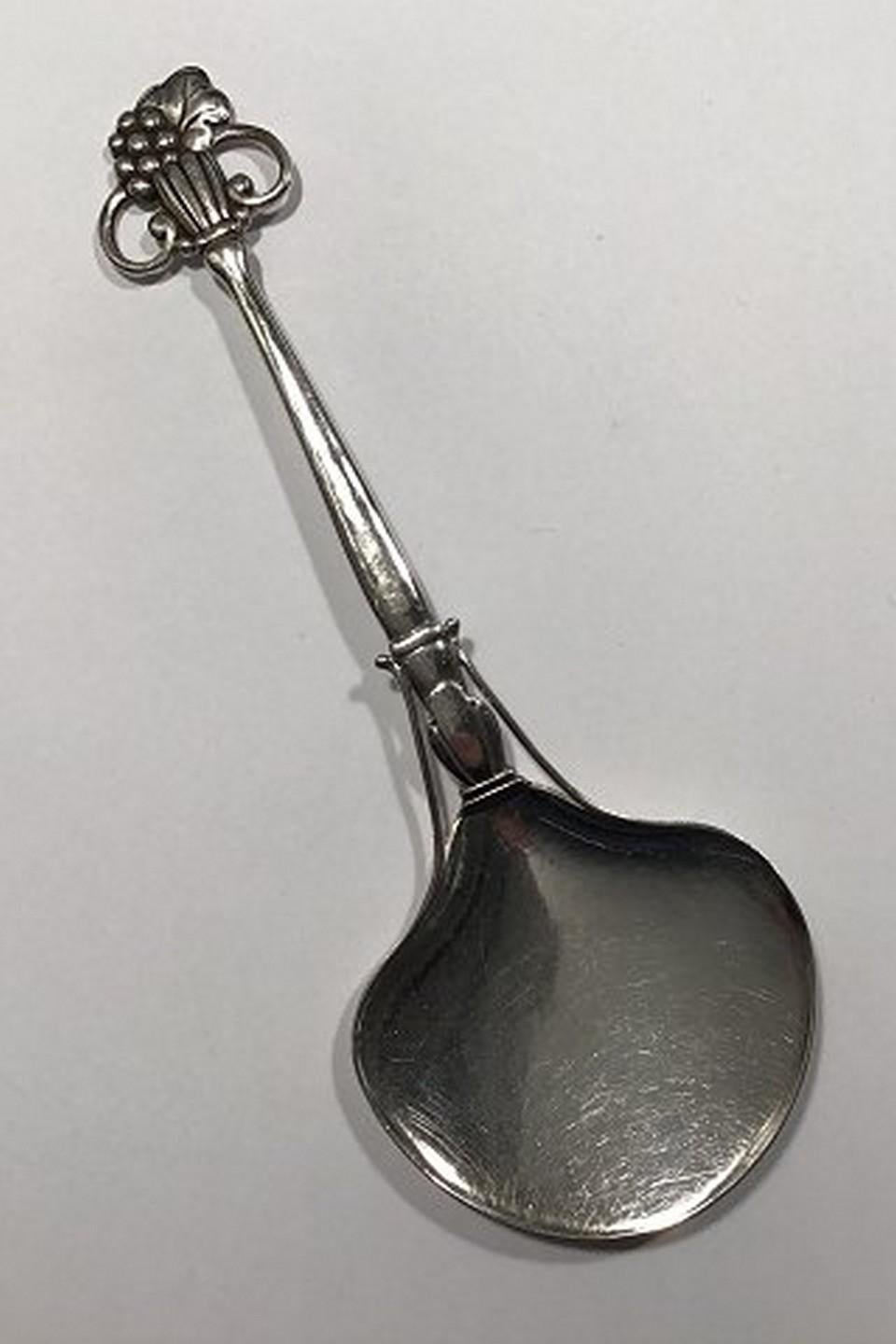 Kay Bojesen silver server, ornamental. Measures 19 cm (7½ in)
Item no.: 436269.