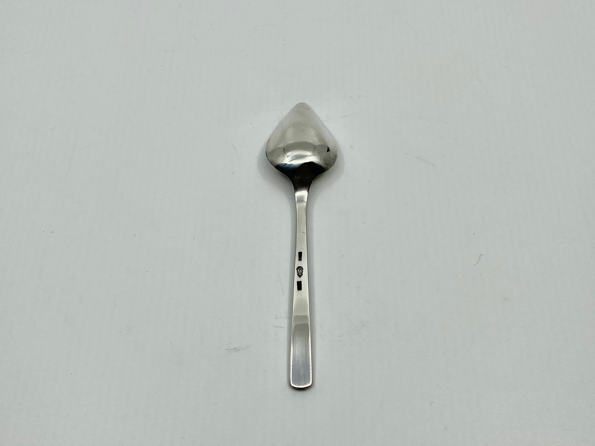 Vintage Georg Jensen sterling silver iced tea spoon, item #078 in the Acorn Pattern, design #62 by Johan Rohde from 1915.

Additional information:
Material: Sterling silver
Styles: Art Nouveau
Hallmarks: With Georg Jensen hallmark, made in
