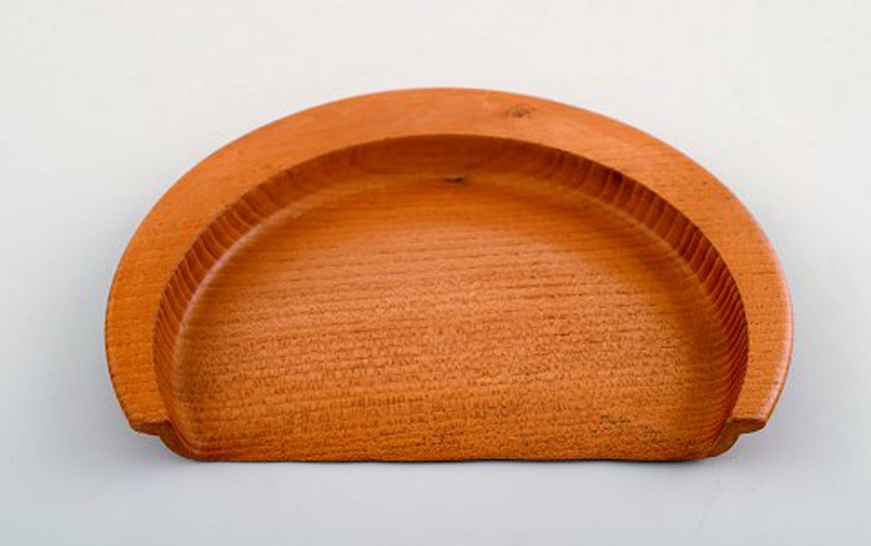 Kay Bojesen. Sweeping tray set consisting of sweep tray and brush of wood. Danish design, mid-20 century.
Measures: Length 20 cm, width 15 cm.
In very good condition.
