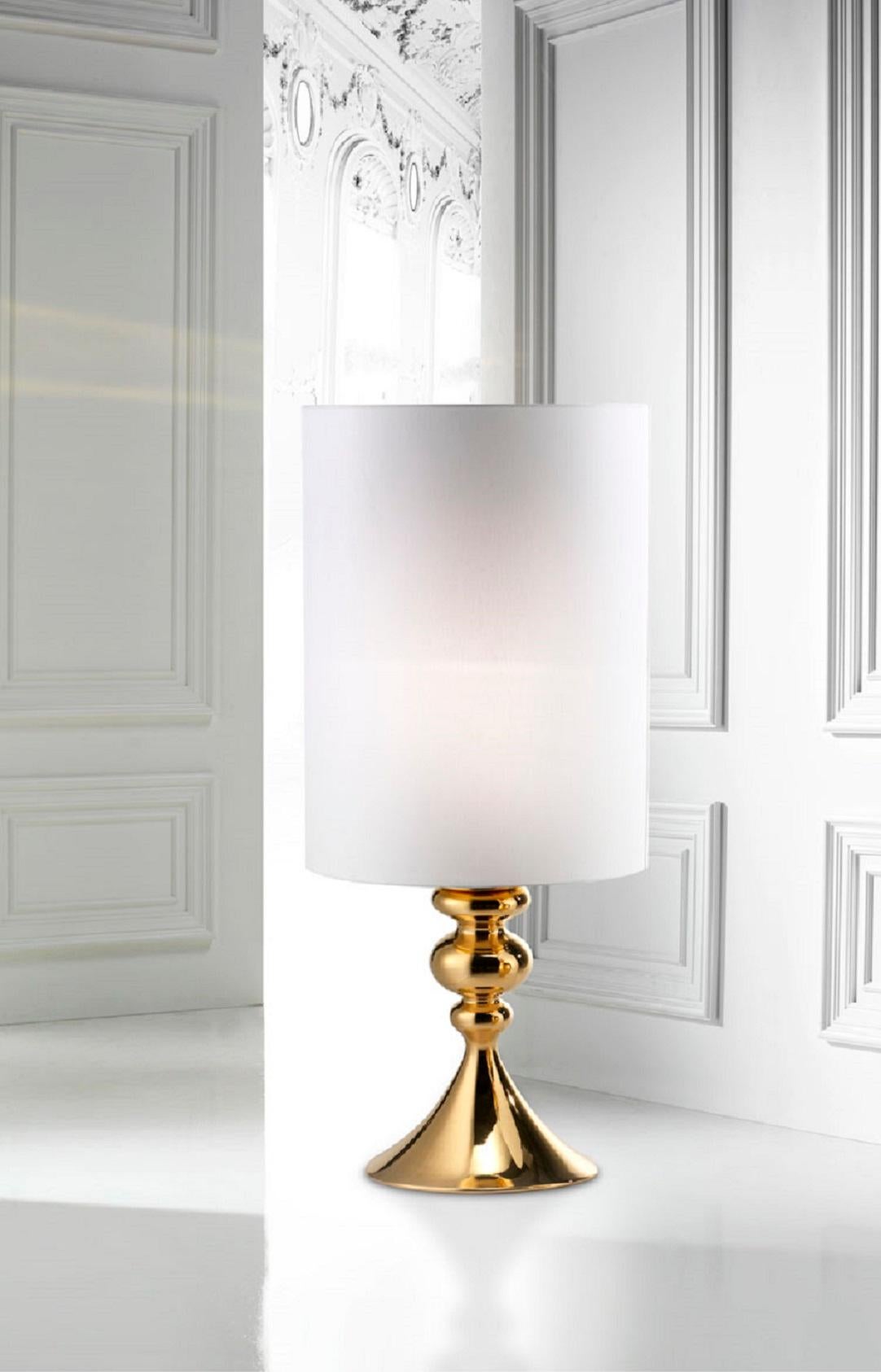 Ceramic table lamp handcrafted in 24-karat gold with cotton lampshade
KAY, code LK145, measures: Height 110.0 cm., diameter 45.0 cm.