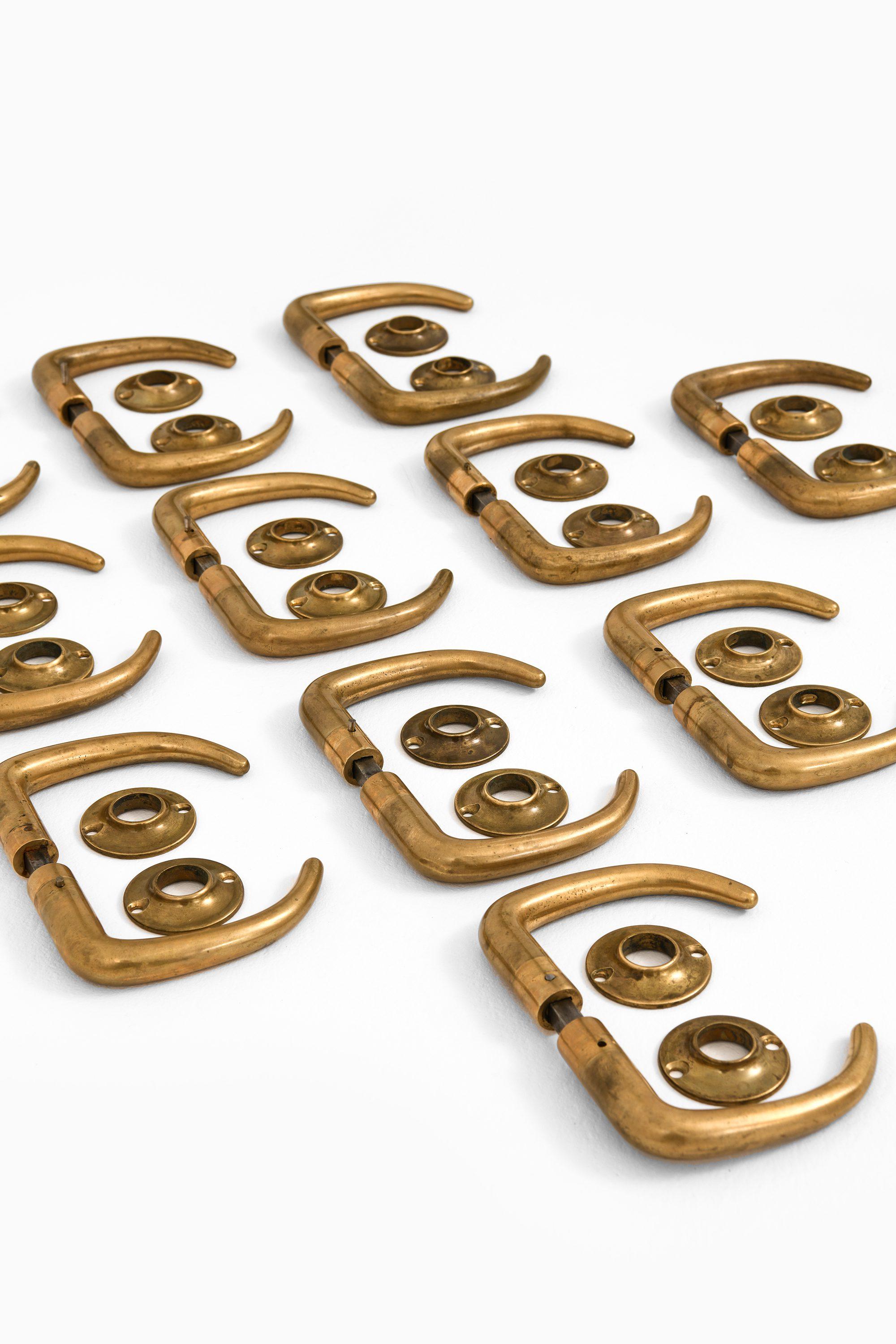 Rare Set of 11 Doorhandles in Brass, 1950’s

Additional Information:
Material: Brass
Style: Mid century, Scandinavian
Produced in Denmark
Dimensions (W): 11 cm
Condition: Good vintage condition, with signs of usage