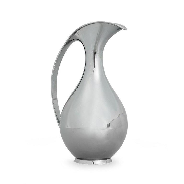 Kay Fisker 1893-1965. Beak jug in sterling silver, pear-shaped body with curved handle.
Stamped 1.0 L, Kay Fisker and A. Michelsen.
Weight circa 624 gr.
Height: 24.5 cm.
In perfect condition.

Literature: 'Jeweler A. Michelsen' by Malene