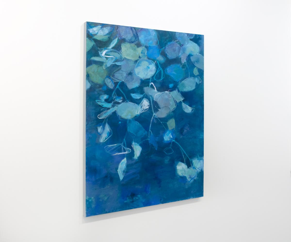 Cette peinture botanique florale abstraite de l'artiste Kay Flierl, basée dans le Colorado, se caractérise par une palette bleue sombre et froide, des couches légères et des coups de pinceau lâches et picturaux. Elle est signée par l'artiste dans le