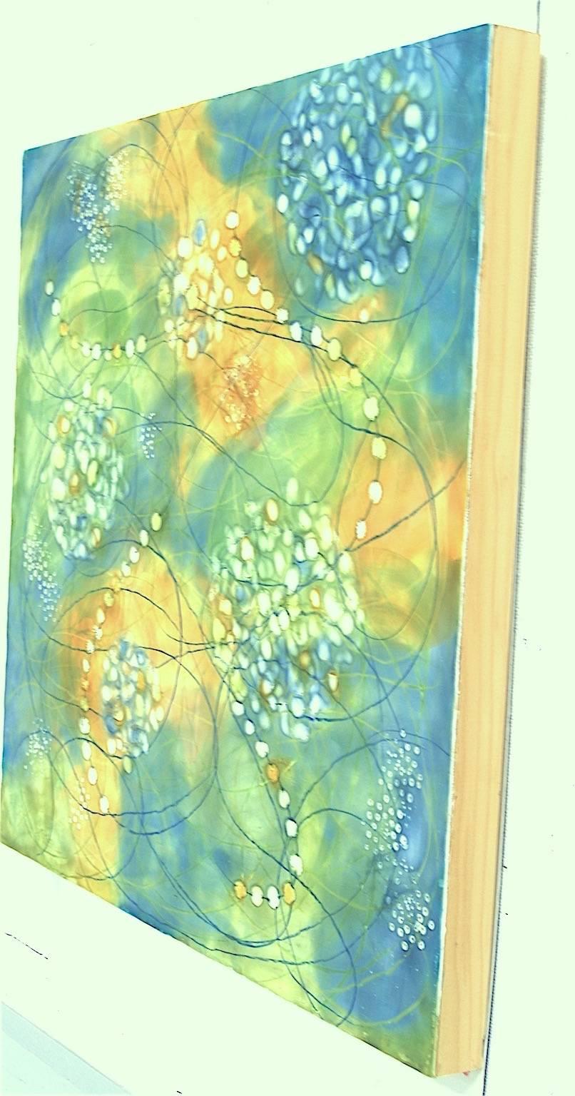 « Bio Fusion 15 », abstrait, microscopique, sarcelle, vert, orange, pastel, encaustique - Abstrait Mixed Media Art par Kay Hartung