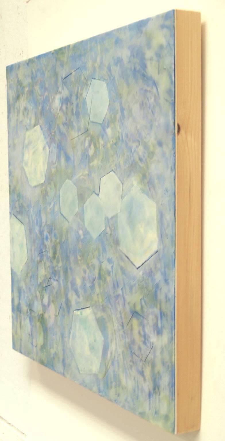 „Bio-Muster 3“, abstrakt, geometrisch, mikroskopisch, blau, pastell, enkaustisch (Zeitgenössisch), Mixed Media Art, von Kay Hartung