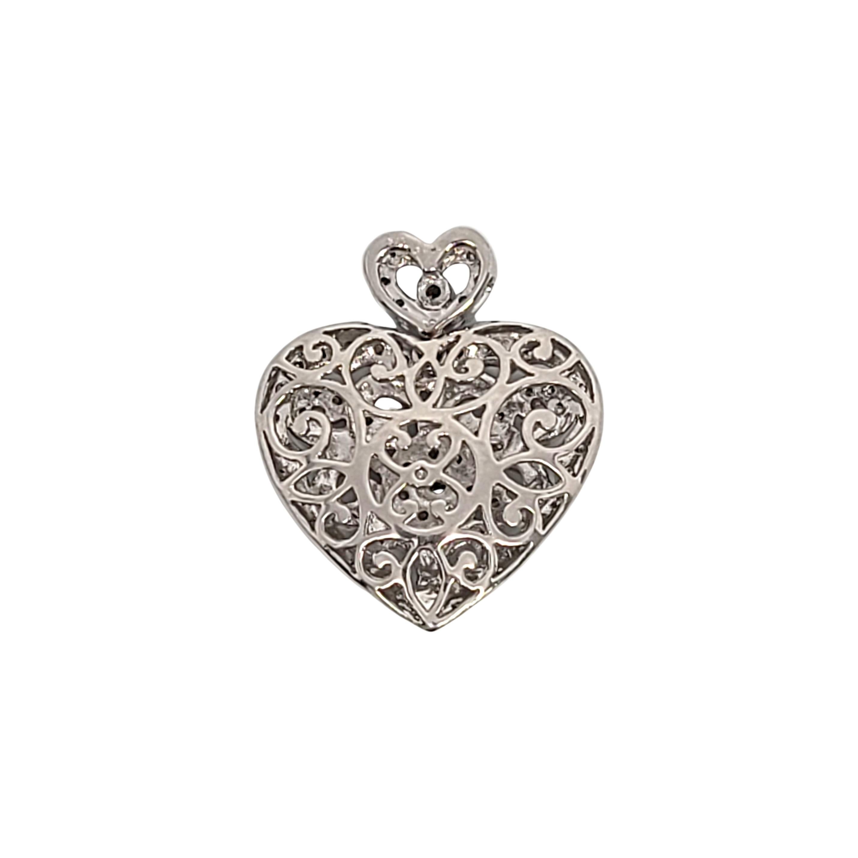 JWBR Sterling Silber Champagner Diamant durchbrochene Herz-Anhänger von Kay Jewelers.

Wunderschöner Herz-Anhänger mit durchbrochenem Scroll-Design und zwei runden, champagnerfarbenen Diamanten in Kesselfassung.

Maße: ca. 1 1/8