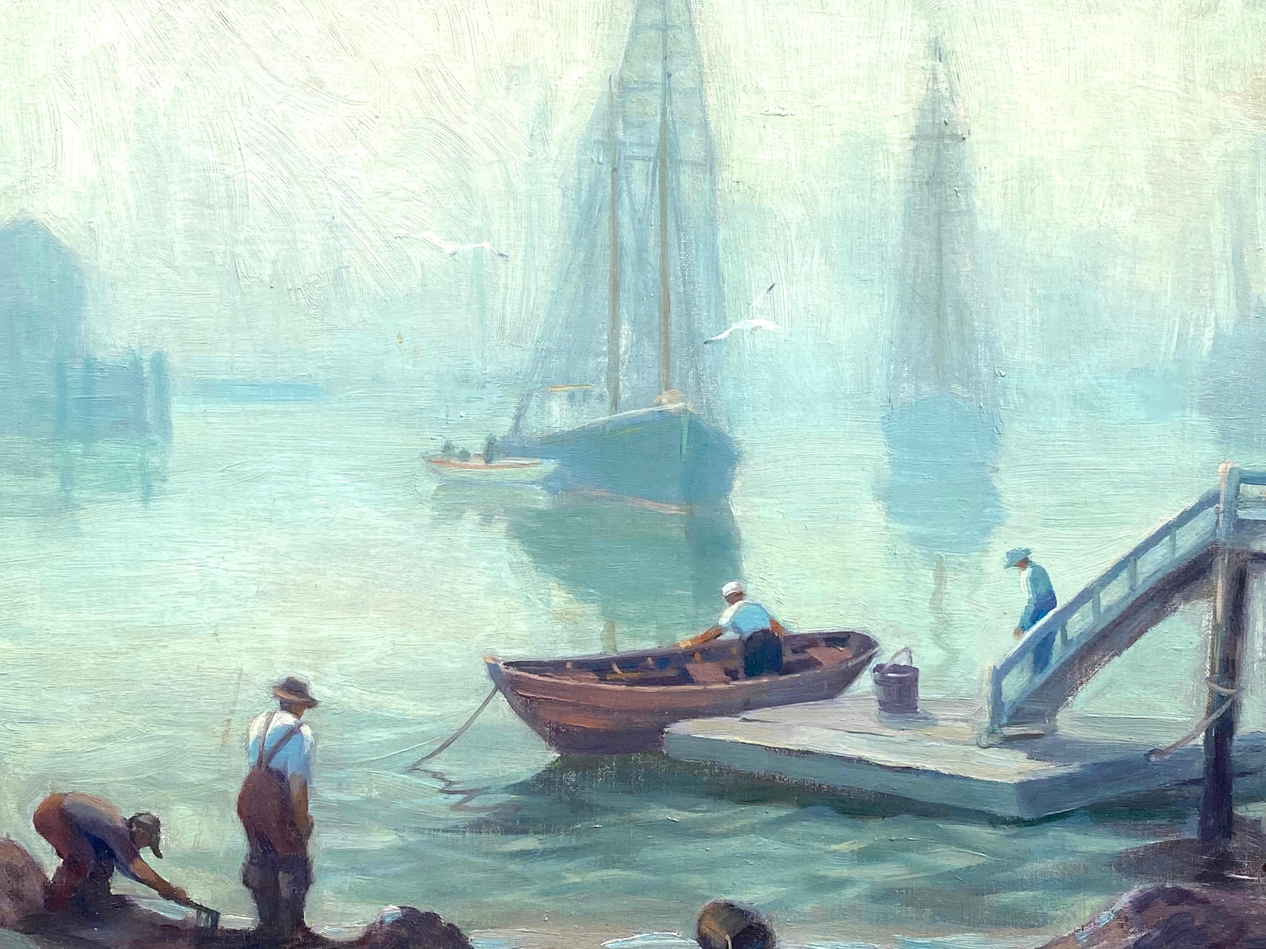 Oil on artist board painting of a misty morning in Gloucester Harbor by the Provincetown artist, Kay Kellogg. Signé en bas à gauche. Circa 1935. The painting depicts fishermen beginning their day at the Gloucester Harbor docks.  The painting is