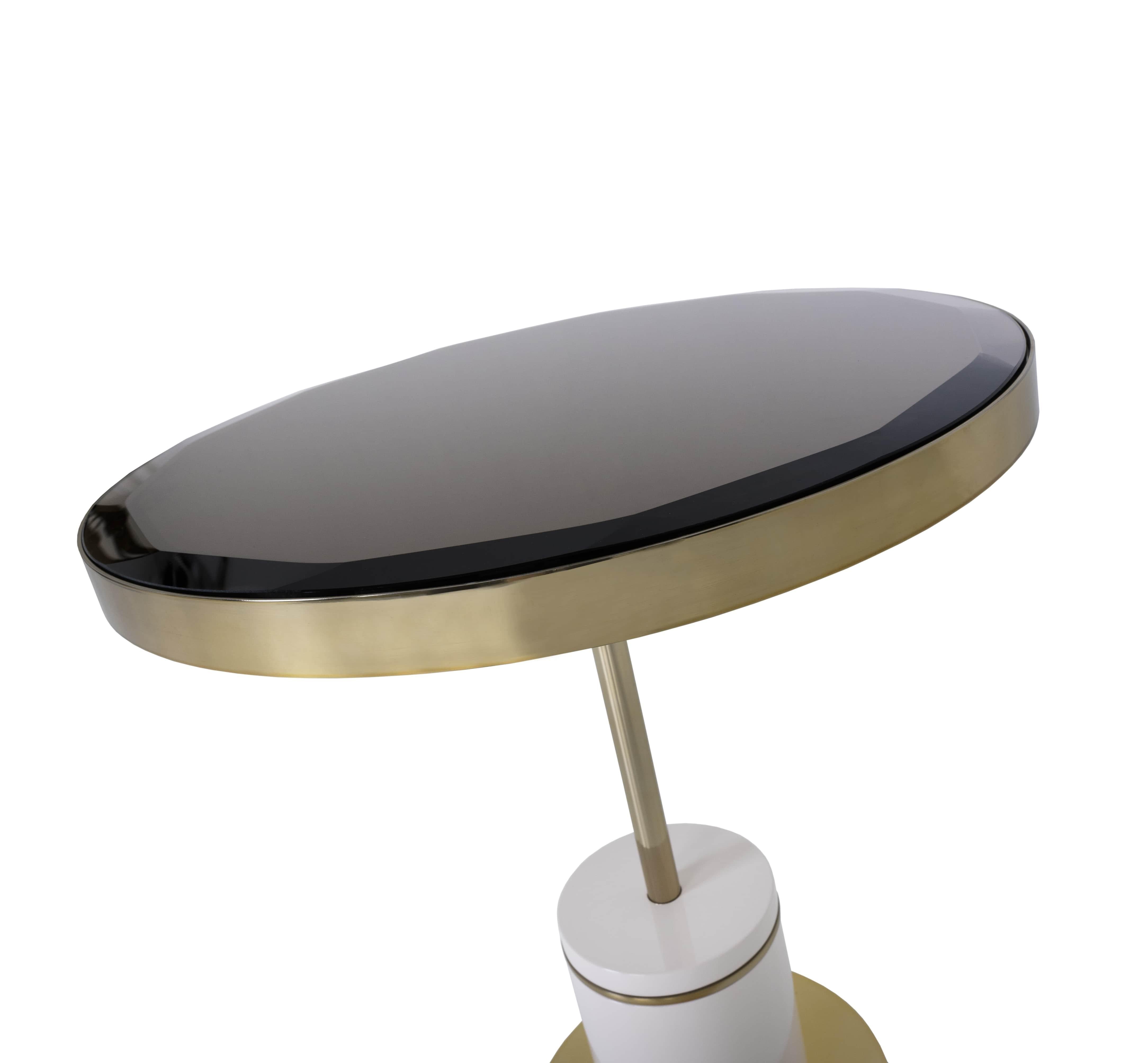 Moderne Table d'appoint moderne Kaye avec plateau en verre en vente