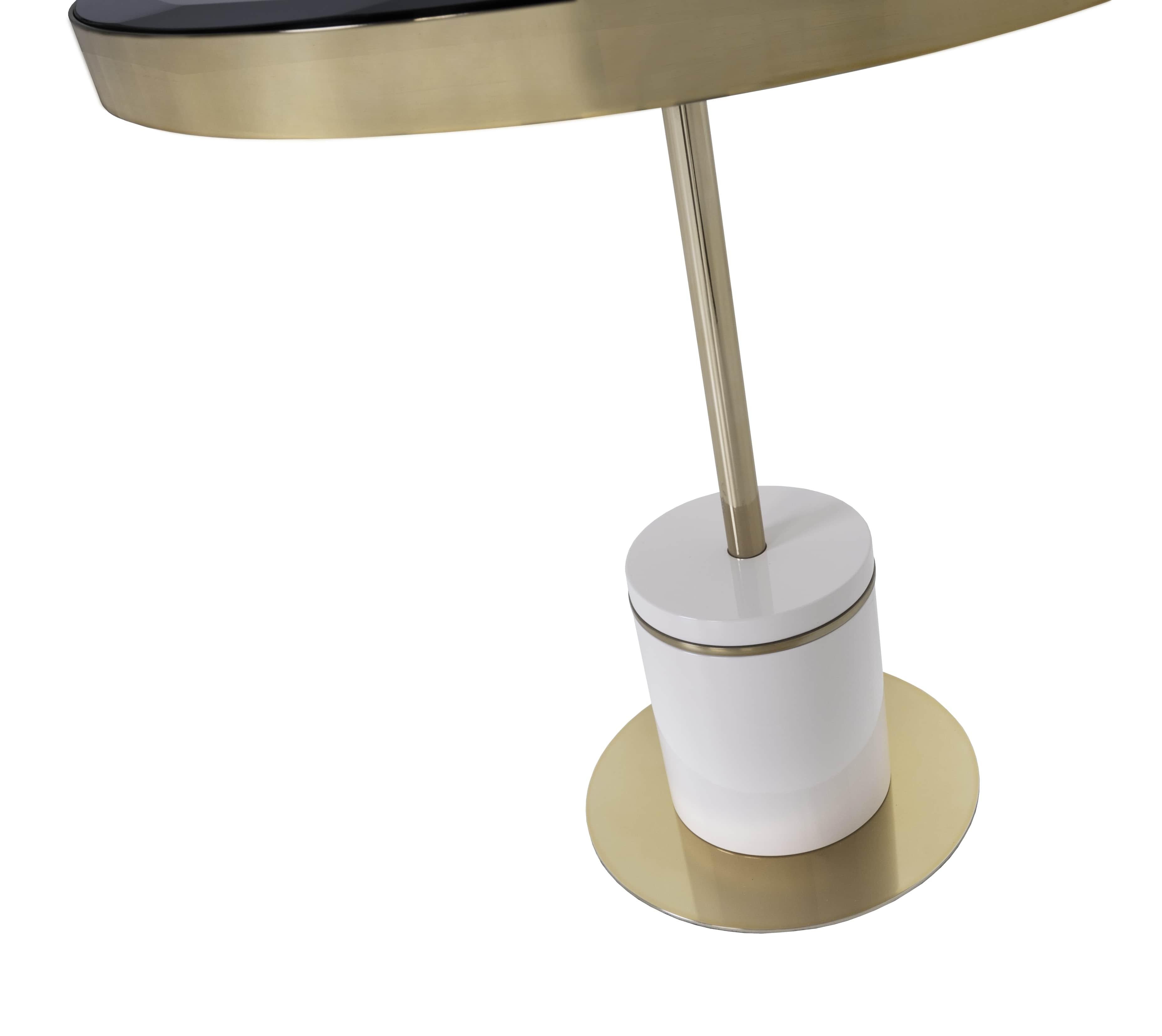 Portugais Table d'appoint moderne Kaye avec plateau en verre en vente