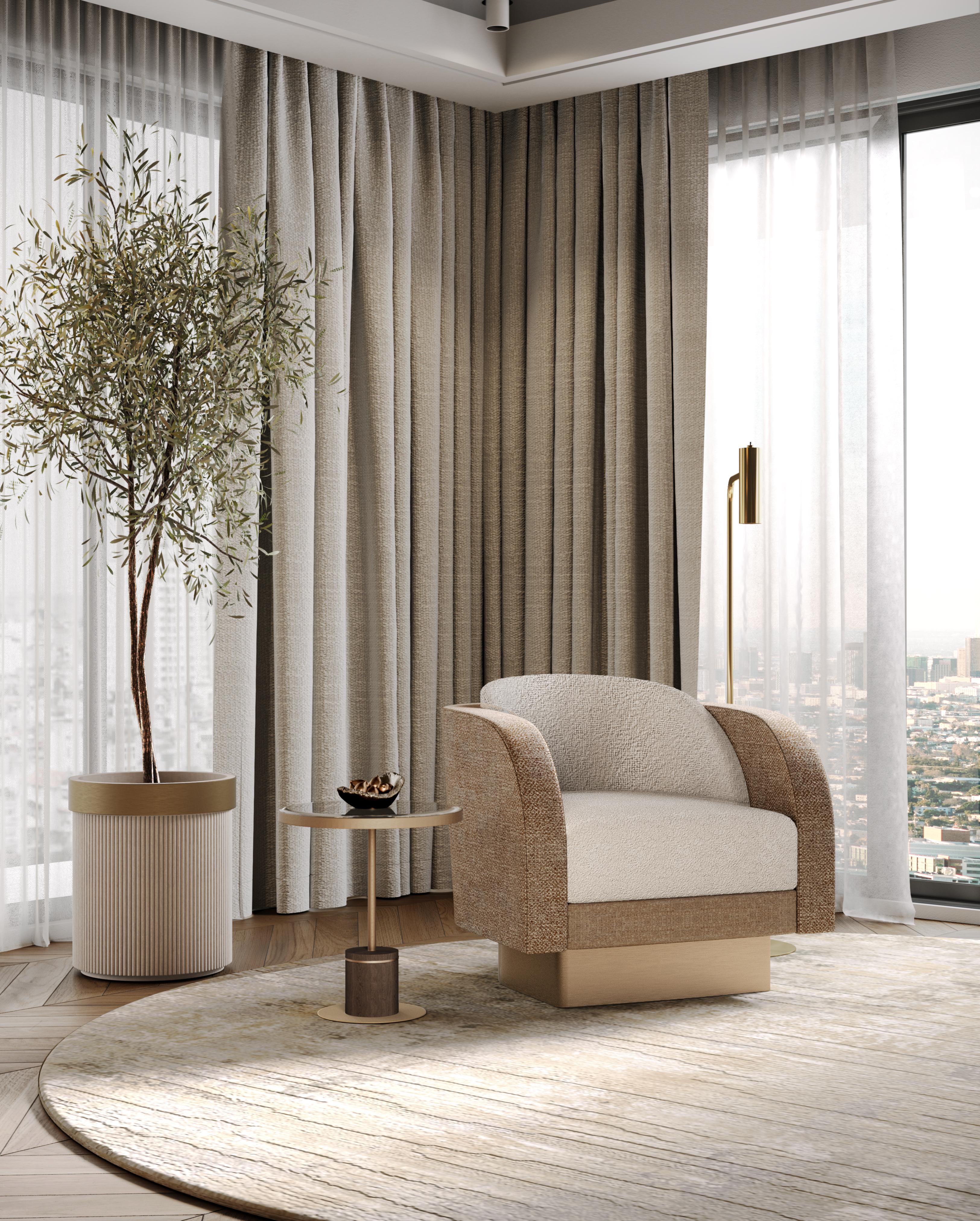 Brossé Table d'appoint moderne Kaye avec plateau en verre en vente