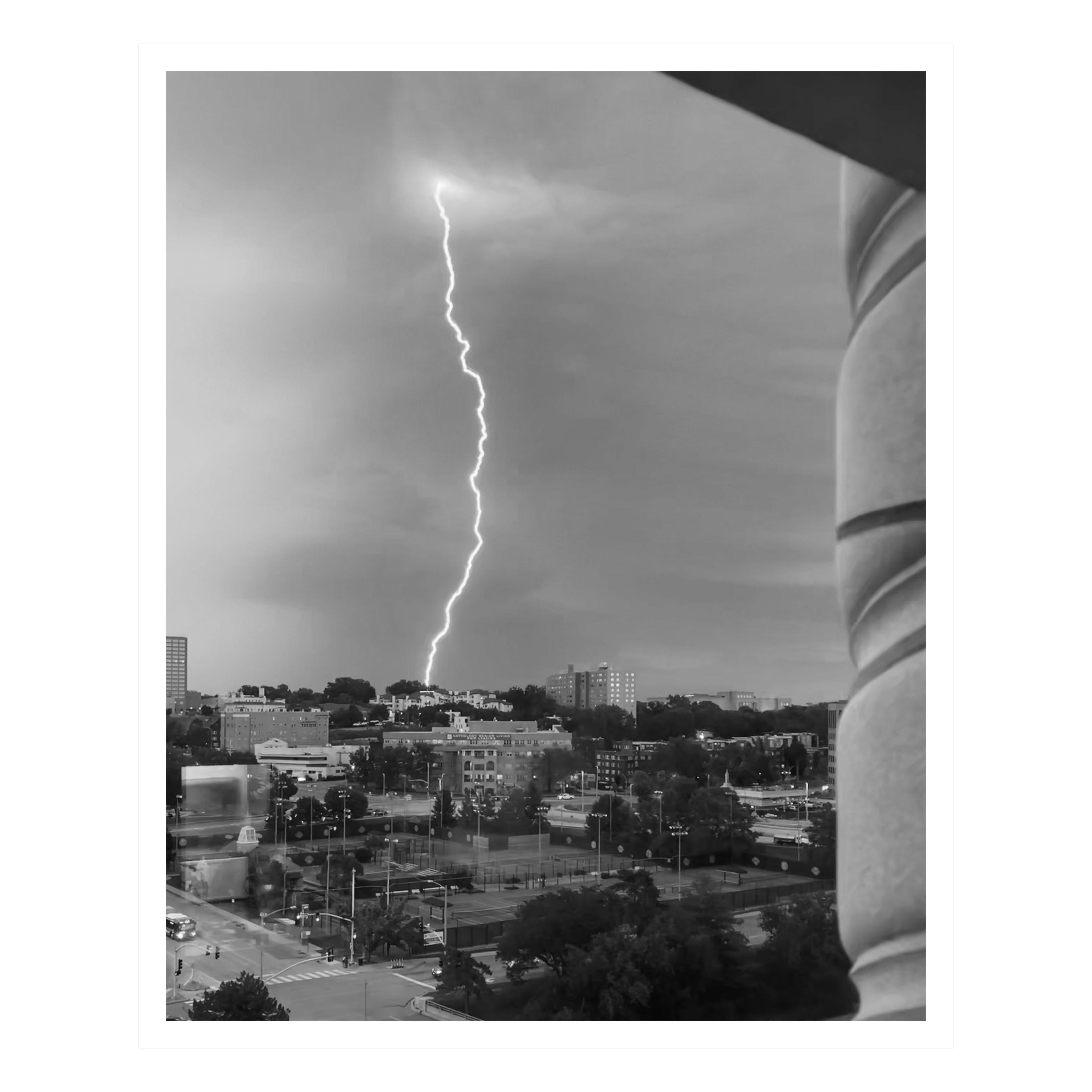 Blitzeinschlag (Zeitgenössisch), Photograph, von Kay Tibbs