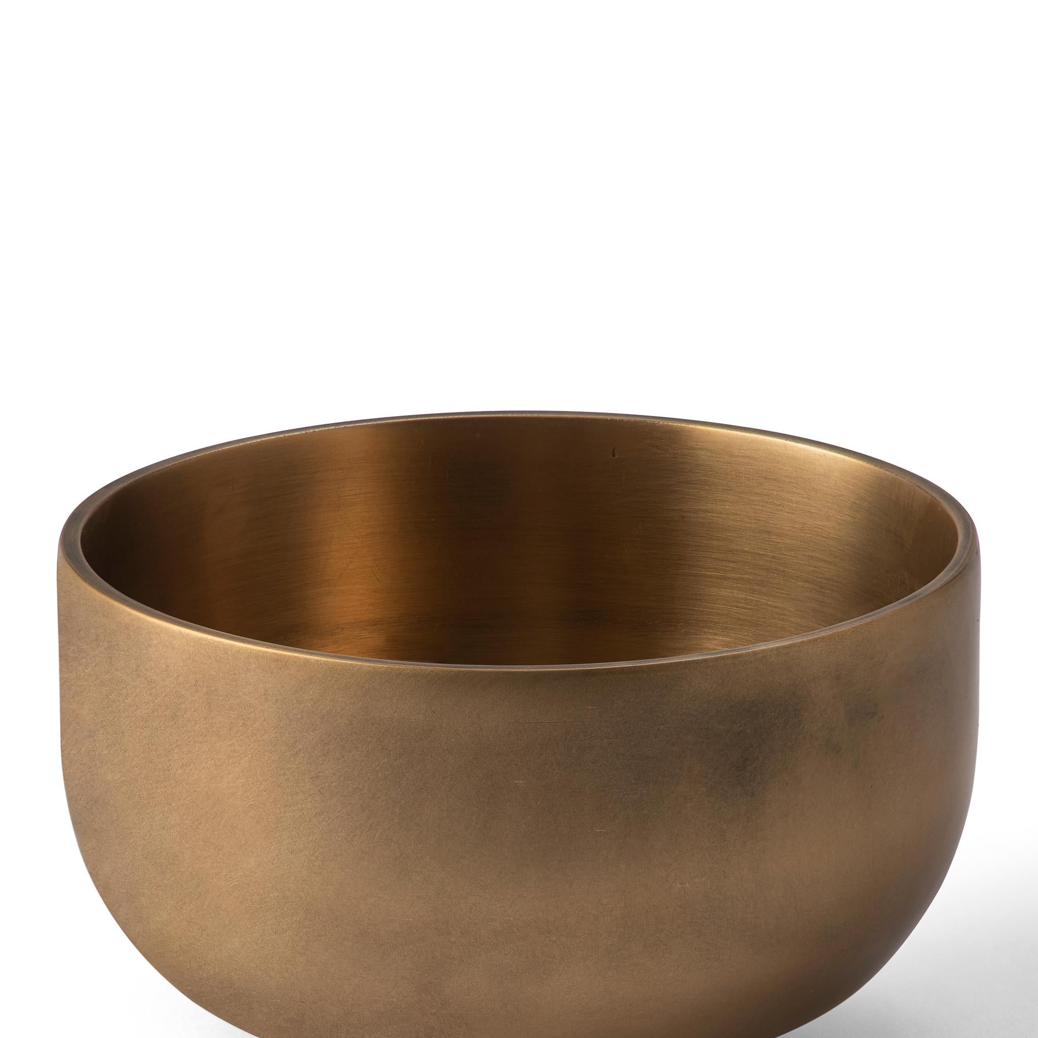 Inspirés par les formes et les traditions japonaises, les objets de la collection KAYA ont été usés jusqu'à leurs contours essentiels. Coulées en bronze, les formes sont censées transmettre un sentiment d'immobilité et de silence dans l'espace.