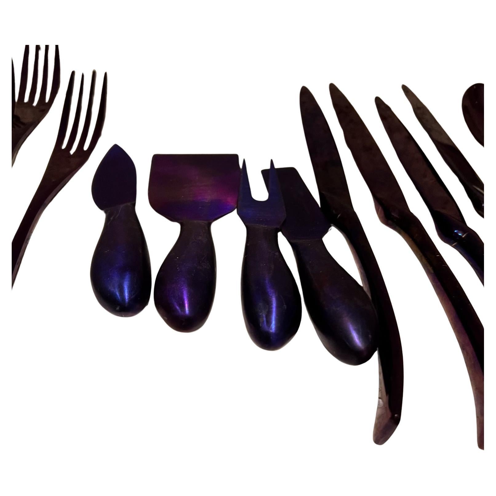 Couverts de luxe Kaya Premium Japan Glossy Purple Stainless Steel
Service pour 4 personnes et 4 pièces de service Service de 20 pièces.
Couteau 0,75 h x 10 l x 0,75 l Cuillère 1 h x 1,75 l x 9
Fourchette longue 1 h x 1 l x 8,75 long
Petite cuillère