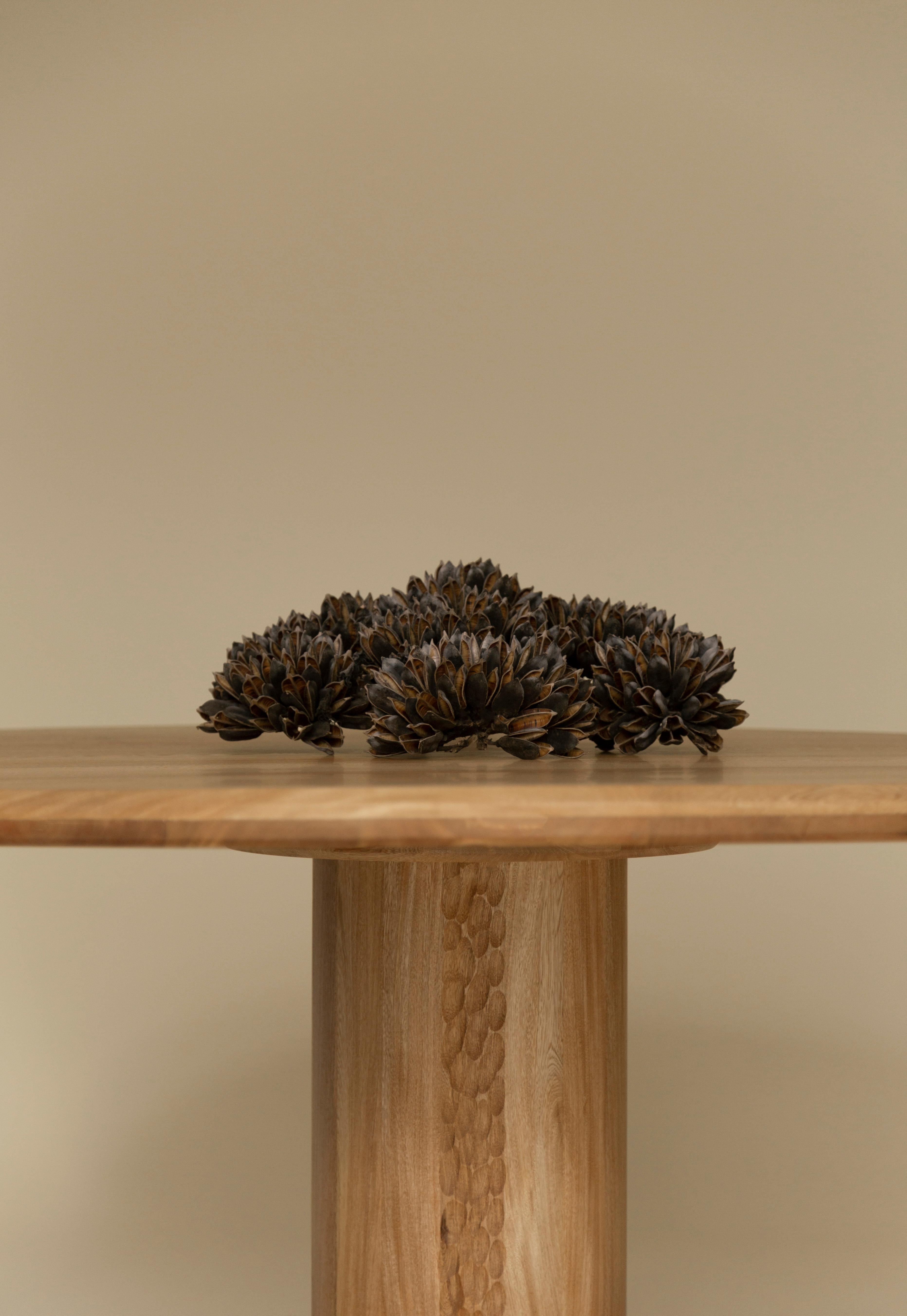 Kayah-Tisch aus rosa Morada-Holz, entworfen von Tana Karei (Art déco) im Angebot