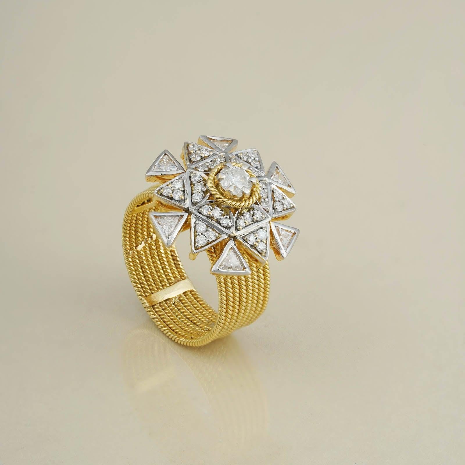 Im Angebot: Moi Kayan Ring aus Gold und Diamanten () 4