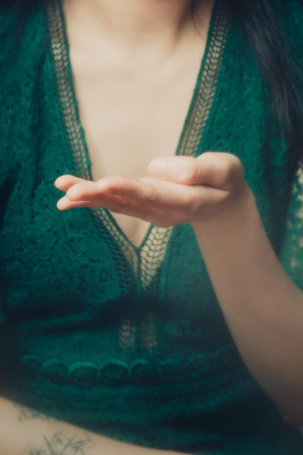 Déesse éblouissante 1 - Contemporain Photograph par Kayee C