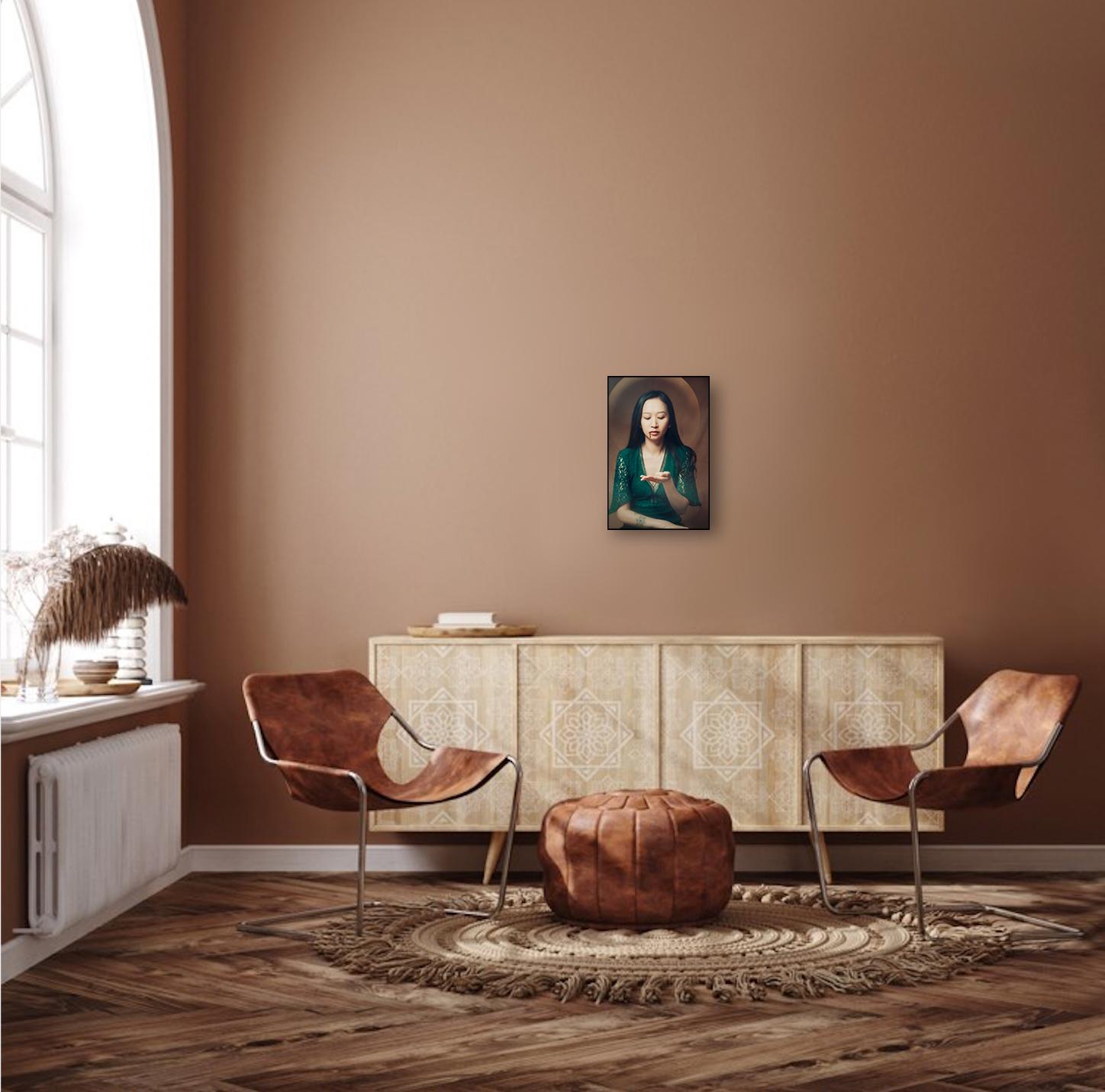 Déesse éblouissante 1 - Noir Portrait Photograph par Kayee C