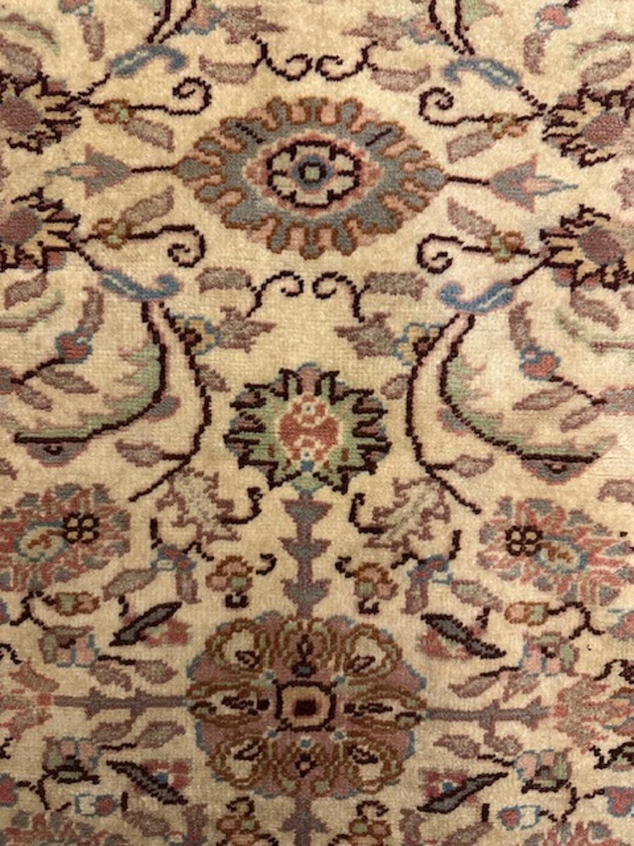 Kayseri rug In Good Condition For Sale In NEW YORK, NY