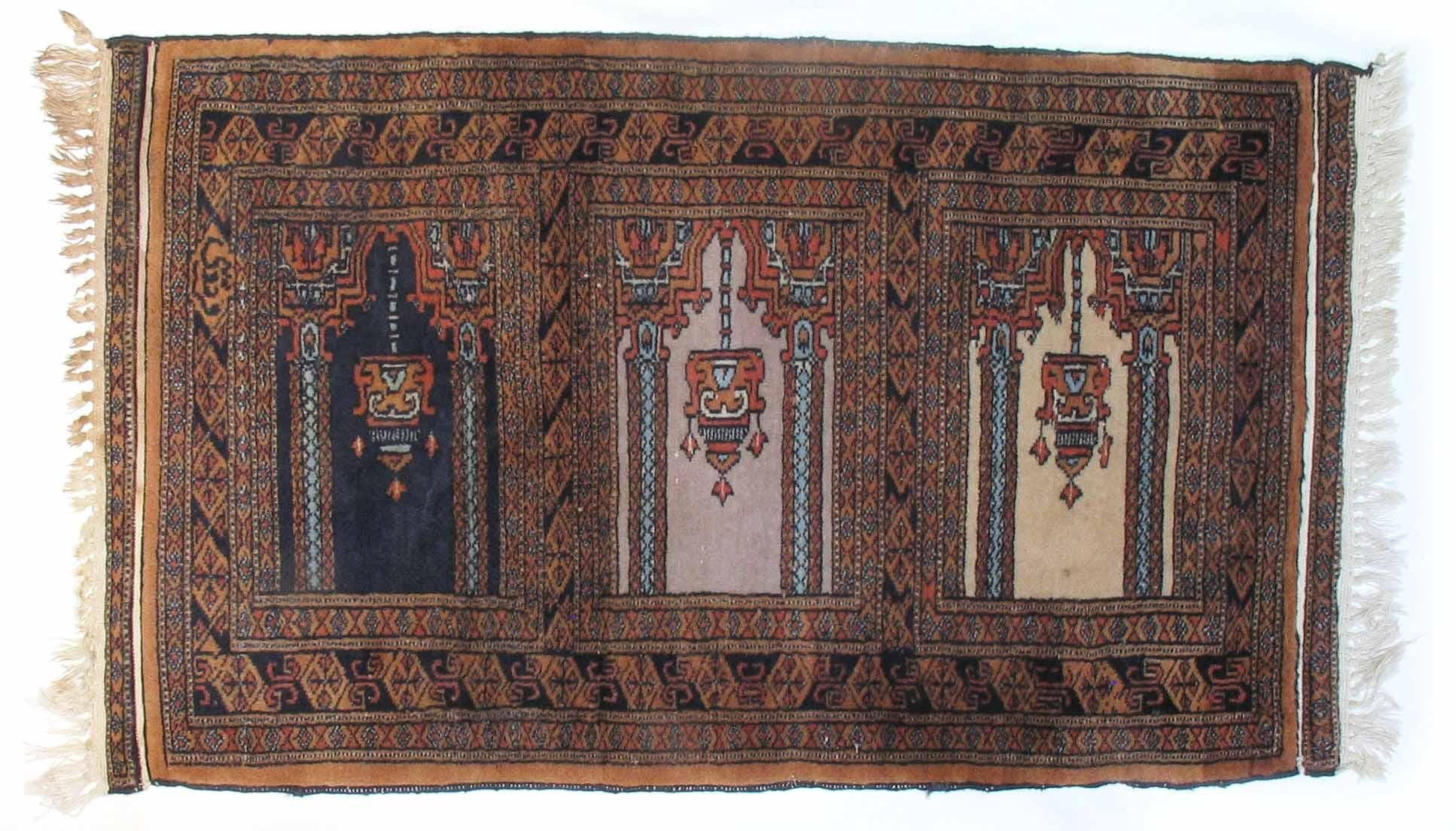 Kayseri Style Prayer Saph Rug, Mid-20th Century, Pakistan For Sale 2