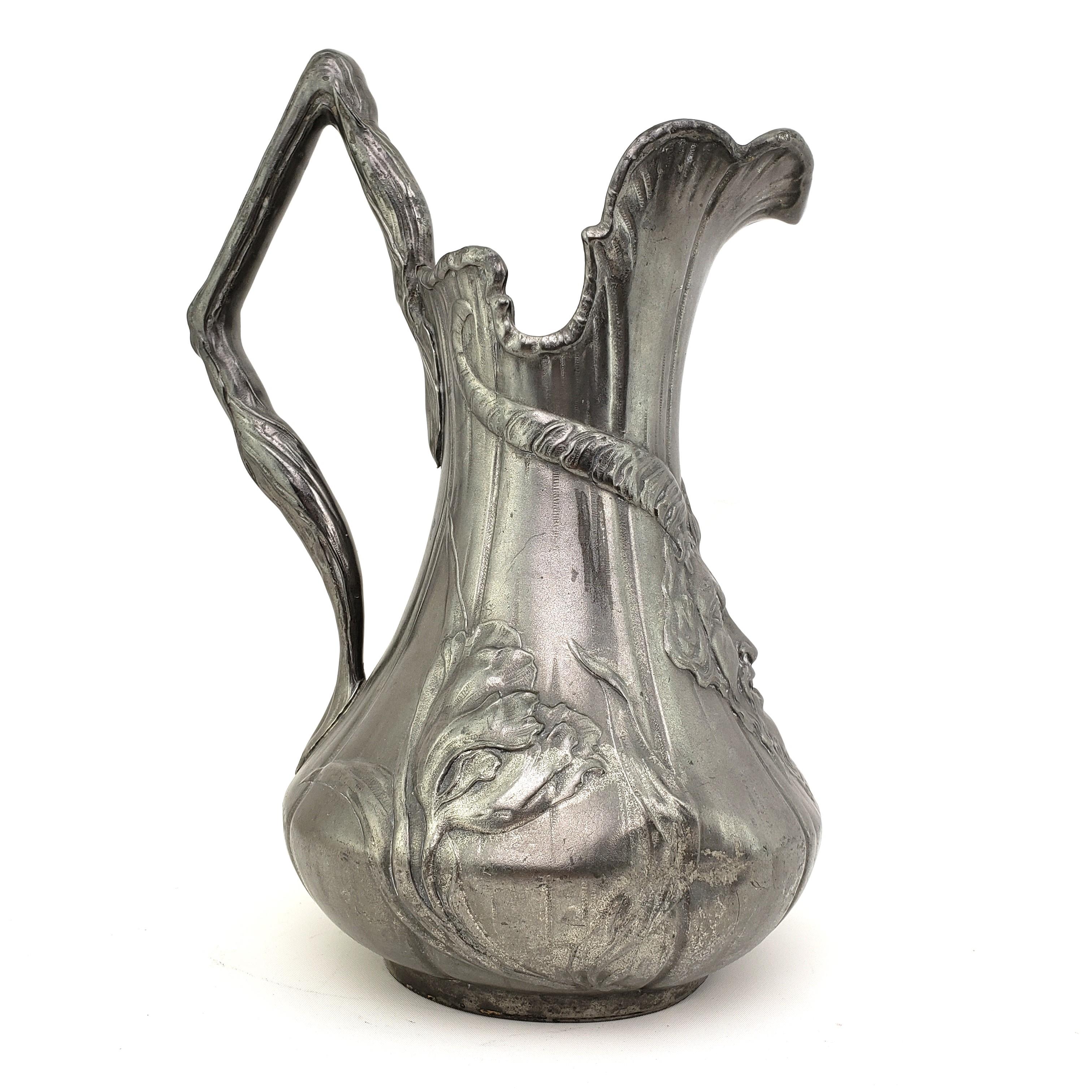 XX secolo Brocca in peltro Art Nouveau Kayserzinn con testa di diavolo in vendita