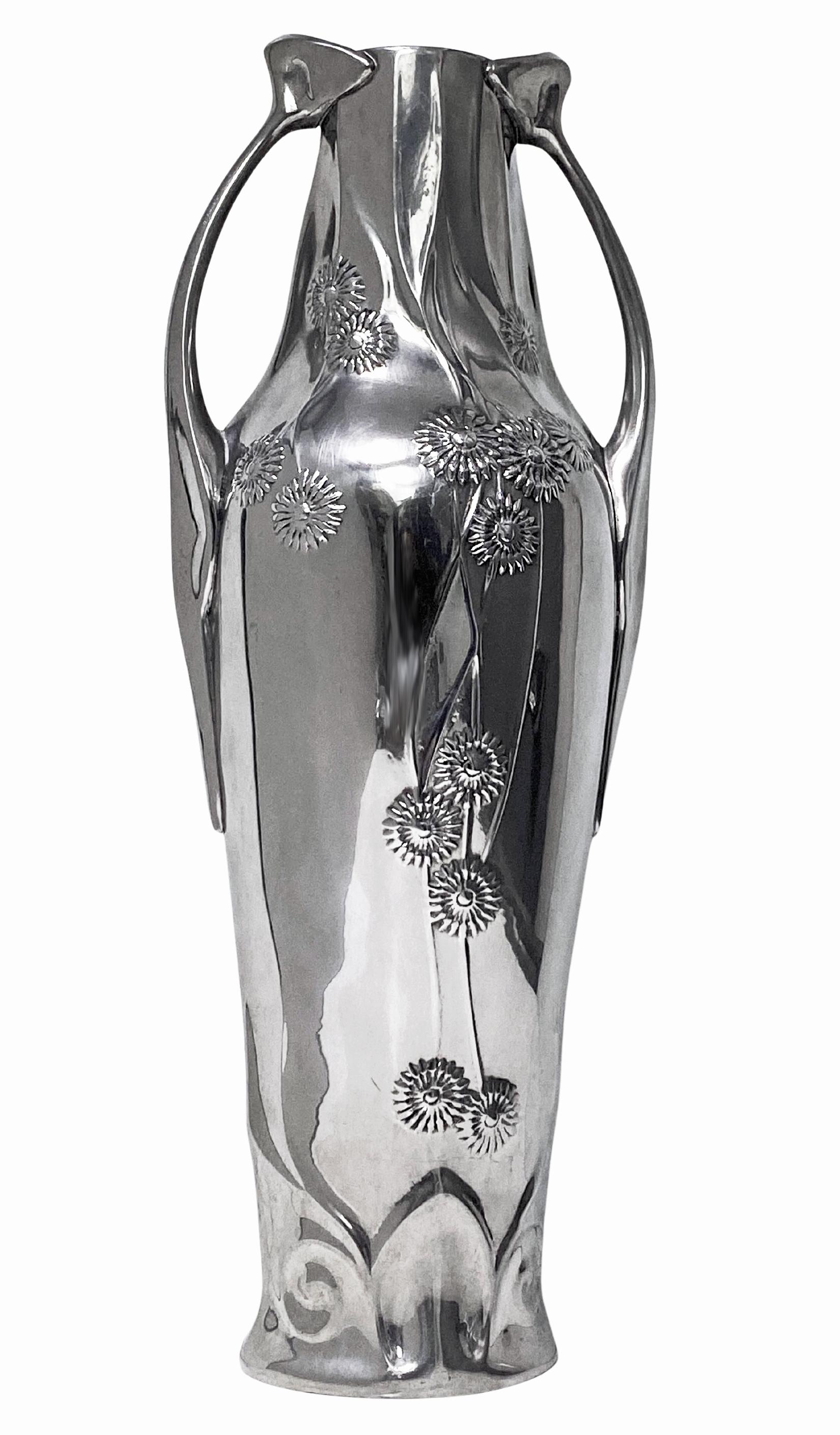 Vaso in peltro lucido di Kayserzinn, stile art nouveau, Germania, XX secolo. Timbro 4408 Kayserzinn sulla base. Altezza: 11,25 pollici.